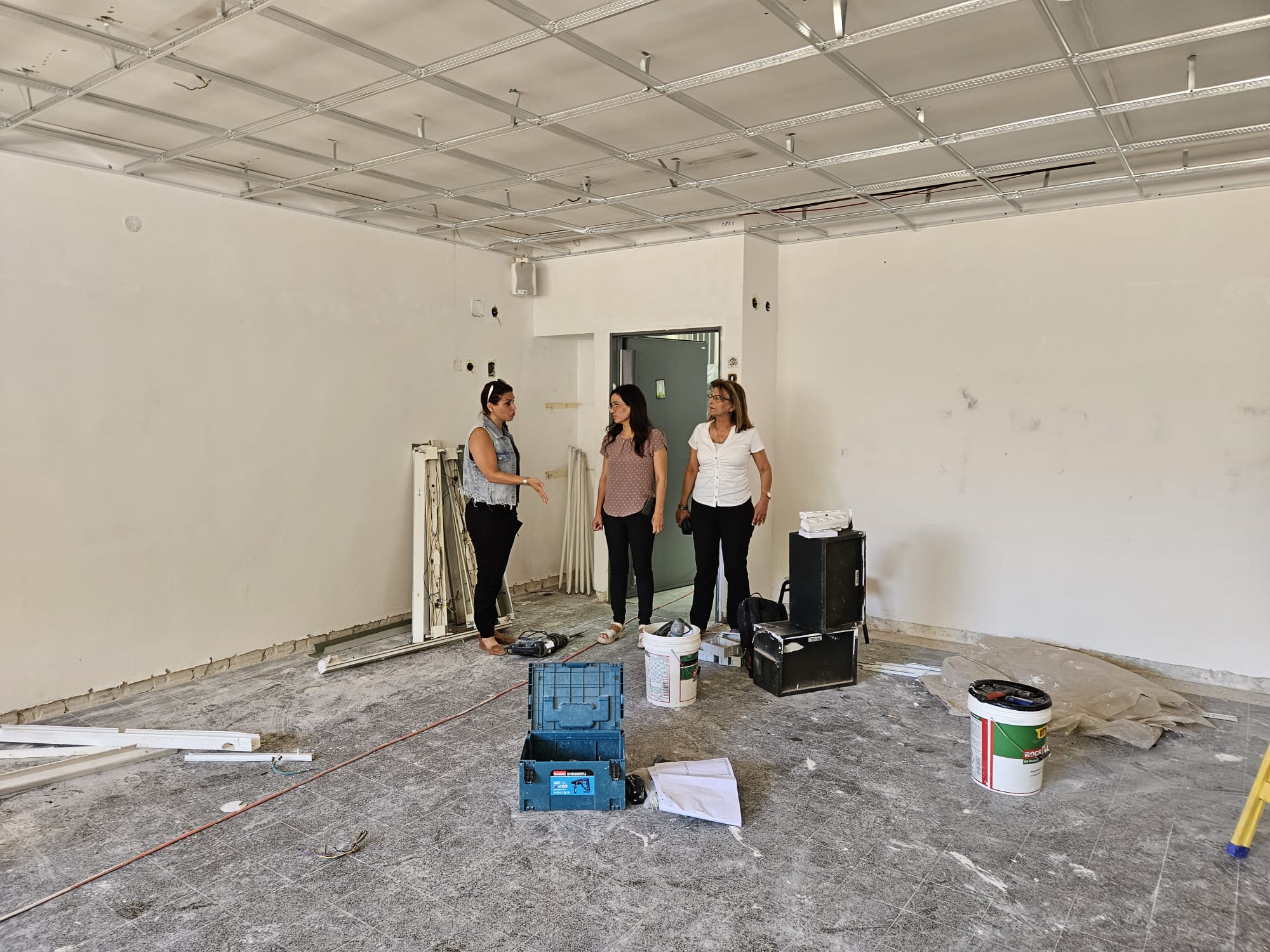 בגני הילדים מבוצעות עבודות שיפוץ חוץ ופנים והתאמות כמו איטום, הקמה ושדרוג חצרות, צביעה כוללת וביטון ארגזי החול בגנים החדשים. כמו כן, מבוצעות עבודות להתאמת גני ילדים לגני תקשורת, הכנסת אקוסטיקה, הצללה מעל ארגזי החול, תוספות הצללה לחצרות ועבודות בטיחות בתוך המבנים ומחוצה להם.