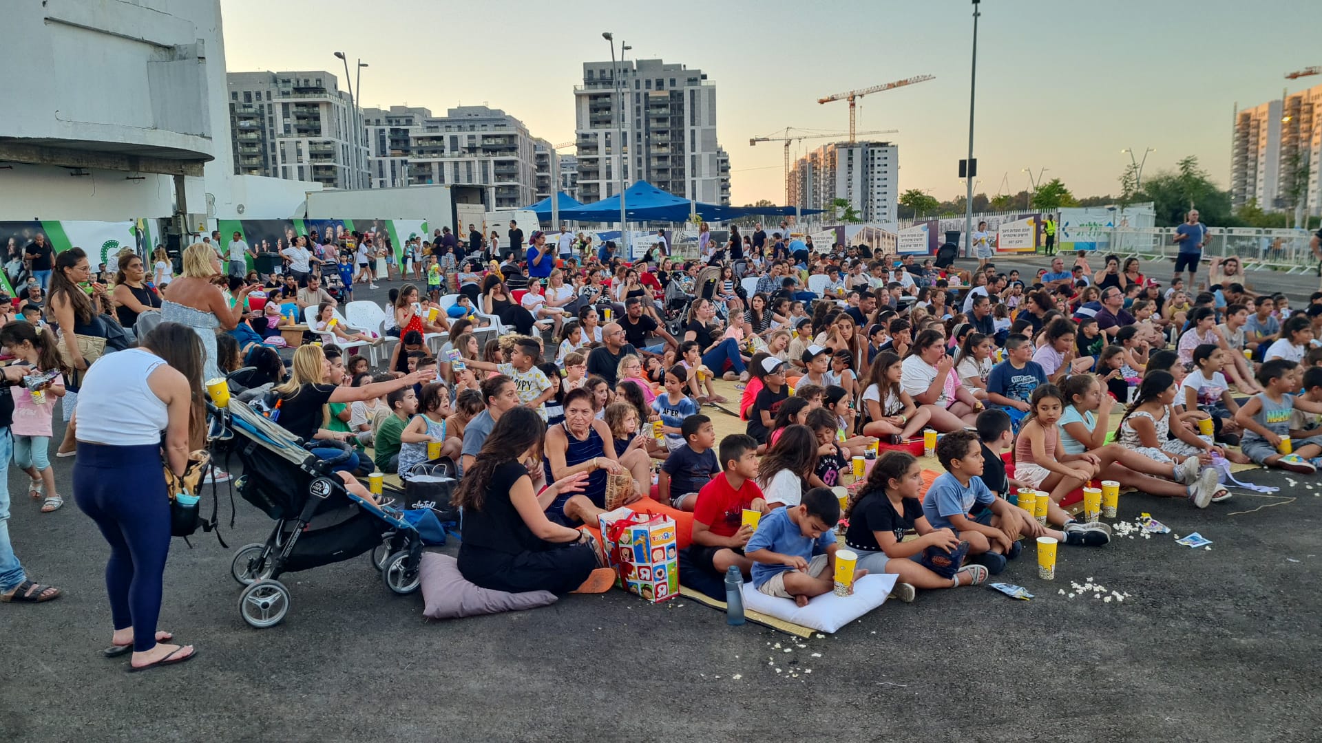 ההחלטה של ראש העיר ליאת שוחט לפני מספר שנים להביא את אירועי הקיץ לתוך השכונות ובכך לאפשר לתושבים ליהנות מפעילות קיץ מהנה ומגוונת לילדים ללא עלות, מיושמת גם בקיץ הזה באמצעות האגף תרבות ואירועים בעירייה.