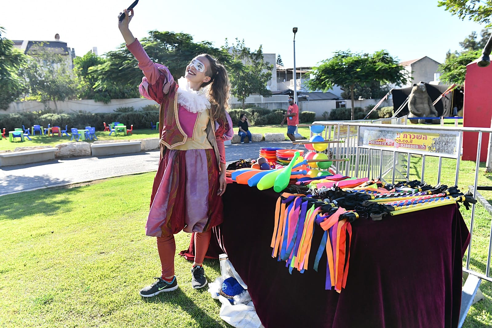 בגן המייסדים עולי טורקיה בשכונת סקיא א' התקיים פסטיבל העולמות בו הוצבו תחנות בסגנונות שונים מהעולם. בפינת היצירה הכינו הילדים דרכון והסתובבו איתו בתחנות ההפעלה השונות כאילו טיילו בעולם. 