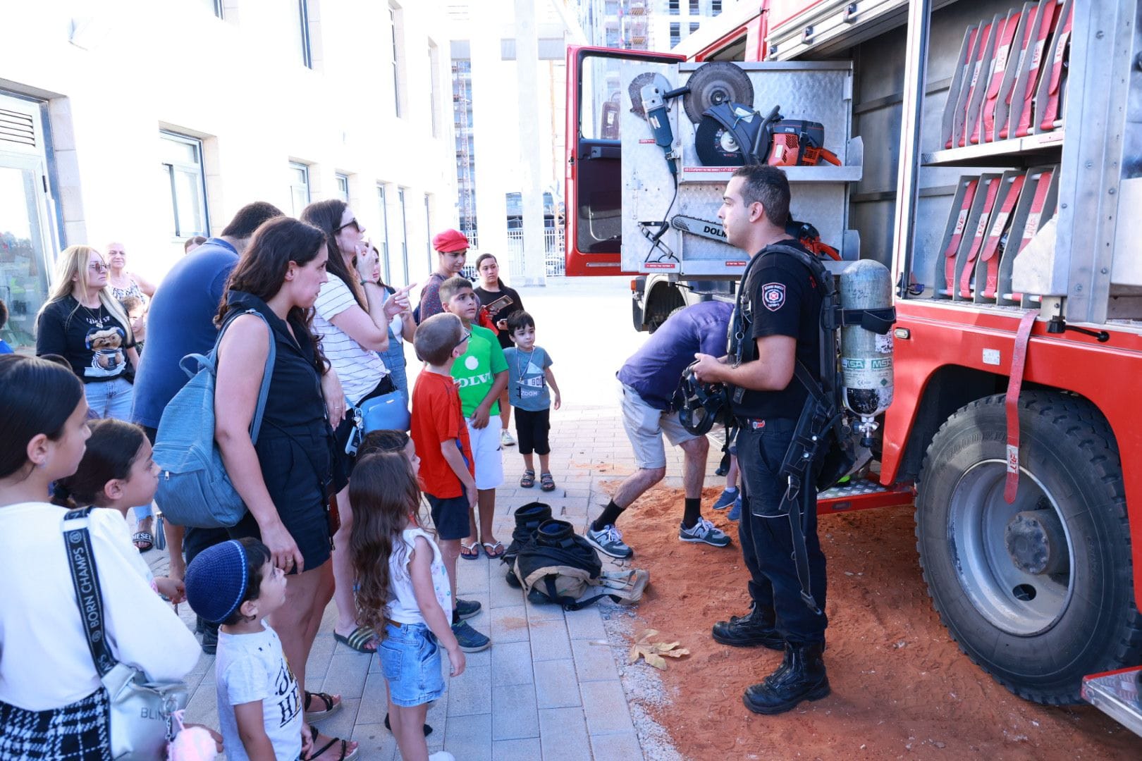 בין שלל מתחמי הפעילות שהיו פזורים בגן, הבאים ישבו במאהל בדואי מארצות ערב, תופפו בתופים, הצטלמו עם גמל ונהנו מפיתות עם לאבנה ושוקולד. 