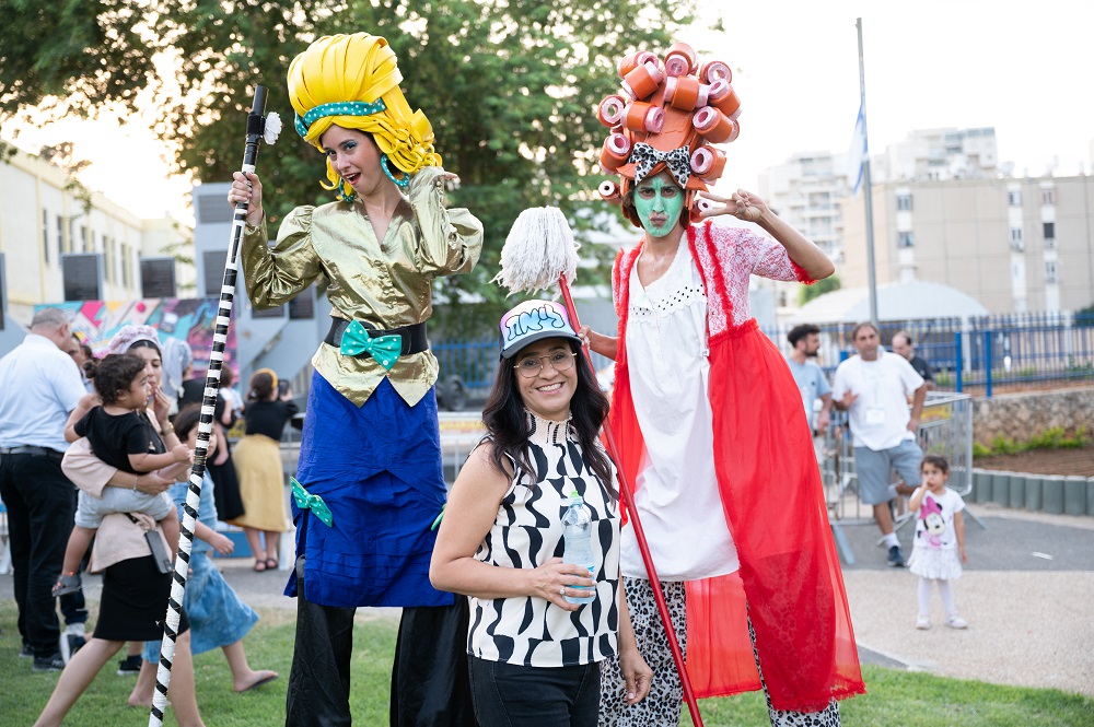 על הבמה הופיעו חברי להקת הברייקדאנס "אריות ציון" במספר מופעי פריצה לאורך האירוע. 