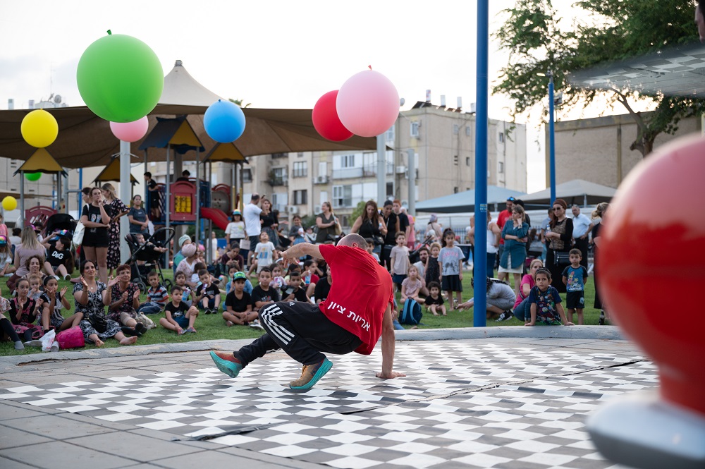 ברחבי הגן הוצבו מתקני לונה פארק,