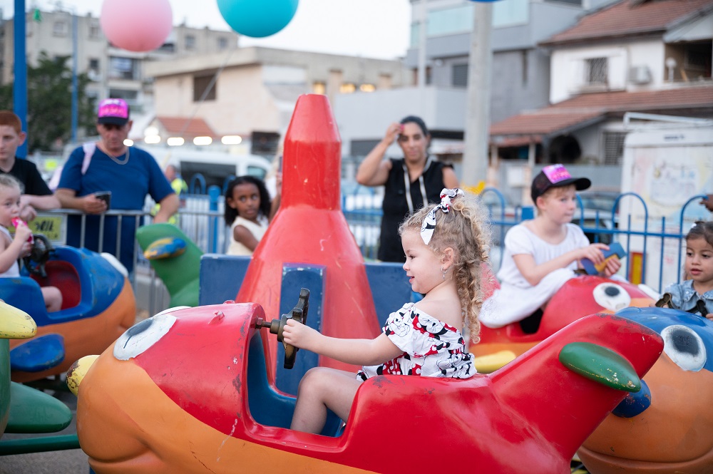 מתלם סקייטפארק לחובבי הסקייטבורד ופינת יצירה להכנת בנדנות.