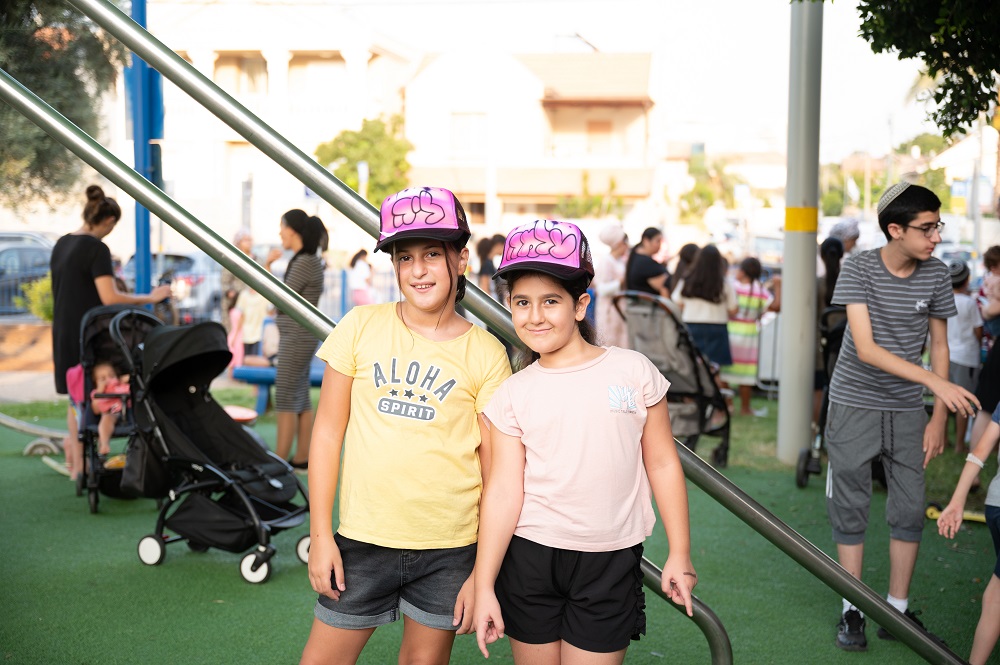  את הבאים ליוו דמויות שטח מחופשות בהתאם לצו האופנה המיוחד שלבש הפארק.