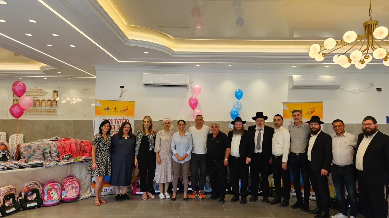 בטקס השתתפו ראש העיר, ליאת שוחט, רב העיר, הרב ציון כהן, ראש הישיבה ויו"ר מוסדות חב"ד, הרב הענדל, סגן ומ"מ ראש העיר, שלמה זלמן סיונוב, המשנים לראש העיר, אברהם בורוכוב ויחיאל מושייב, יו"ר קרן הידידים, אצי חיו, מנהלת אגף שח"ק, ד"ר אסתי אשל, , נציגי אור בלב חב"ד הרב יחיאל פלמן, הרב שניאור שיף, שוש מעוז ורעיה מולוקנדוב.