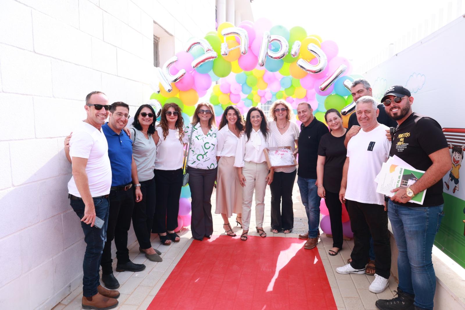 להורים ולילדים המתינו שערי בלונים ענקיים לכבוד פתיחת האשכול שעל הקמתו הופקדה מנהלת הסכם הגג.