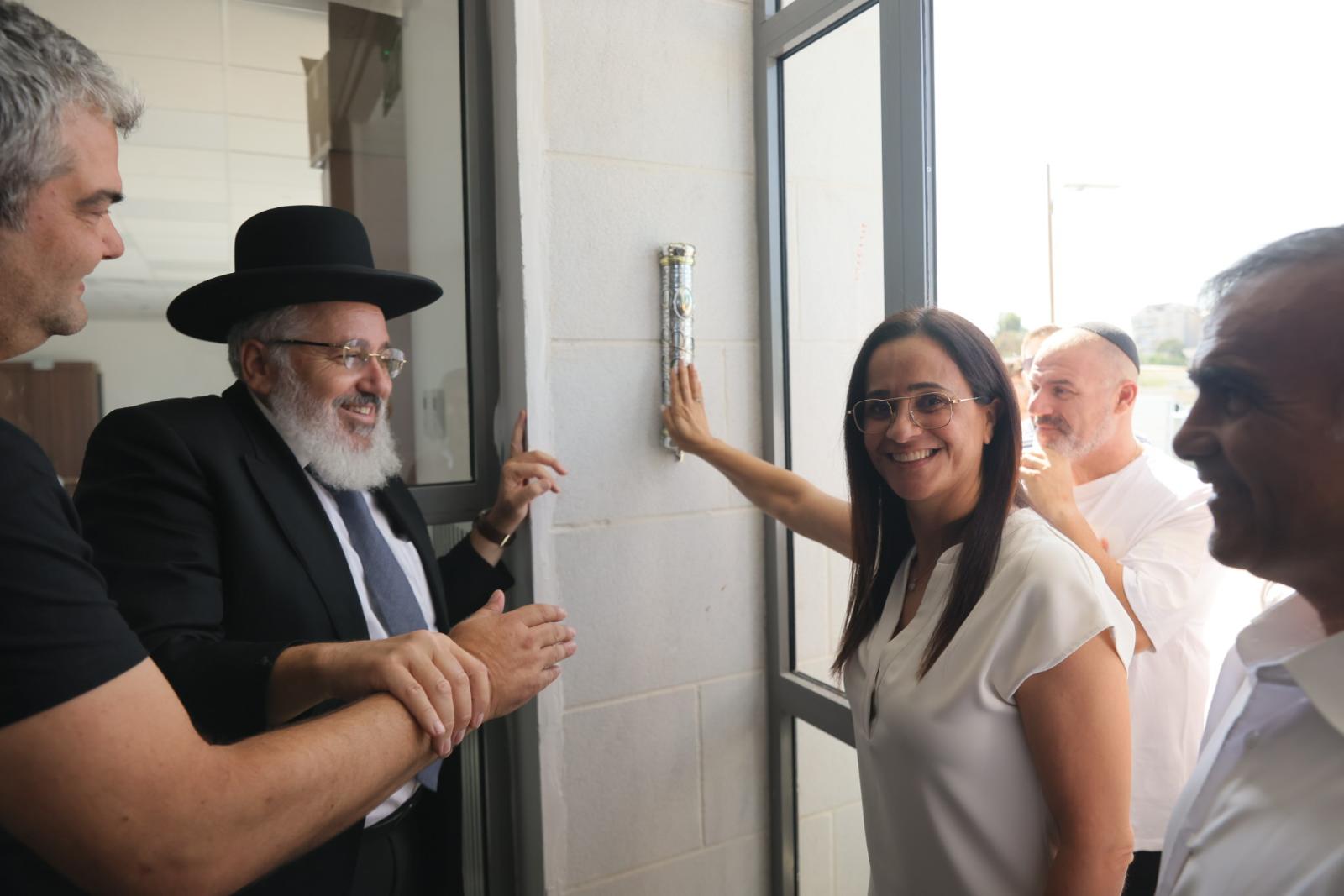 רגע לפני חגי תשרי, נחנך בית הכנסת החדש בשכונת בית בפארק, הראשון מבין שניים שיוקמו בשכונה. מדובר בבית כנסת מפואר שהוקם בשטח של כ-1,840 מ"ר והוא כולל גם אולם התכנסויות ובית מדרש. כ-400 מתפללים יוכלו להתפלל בו ואף יותר במהלך החגים. בית הכנסת שוכן מול בית ספר יצחק נבון ובצמוד למבנה המעונות החדש ברחוב ארבל. כחלק מהמבנה, הוקם גם מקווה טהרה לנשים שייפתח בעוד כחודש וישרת את נשות השכונה. במעמד המרגש השתתפו ראש העיר, ליאת שוחט, רב העיר, הרב ציון כהן, יו"ר המועצה הדתית, דני שמואל, סגן ראש העיר, עופר בוזי, וכן מכובדים נוספים מהקהילה וציבור המתפללים שהעניק לשוחט פרחים. ליאת שוחט, ראש העיר, מציינת: "רק בחודש יולי לפני שנה וחודשיים עמדנו באותו מקום בטקס הנחת אבן פינה ואני שמחה שהצלחנו לעמוד במטרה שסימנו לעצמנו לאפשר לתושבי השכונה להתפלל במשכן קבע כפי שראוי, ולא עוד במקום ארעי. זו הזדמנות לאחל אחדות לעם ישראל. כולי תקווה שנדע לגשר על הפערים". צילומים: סטודיו ישראל