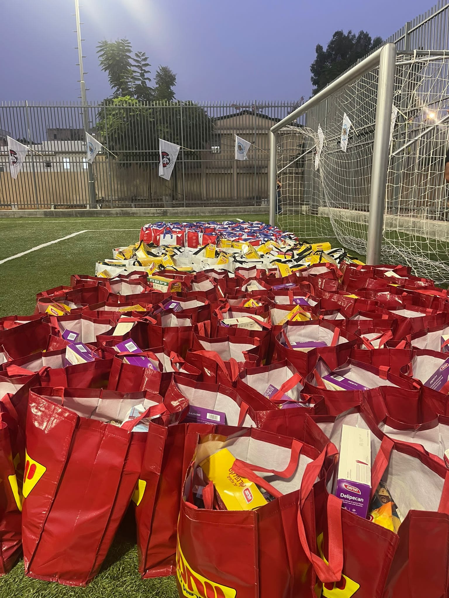 במסגרת היוזמה הראשונה, אימהות למען נוער ע"ש עומריקי ארזו כ-140 חבילות ועשו זאת יחד עם חניכי מכינת מפנה, עמותת גשרים של שלום ותלמידים מתיכון יובלים כל זאת בעזרתן של חגית נאווי עמבר, טובה עיני סרבי ופרח פרץ שמגייסות אנשים ועסקים שנרתמים לפרויקט החשוב כל כך.