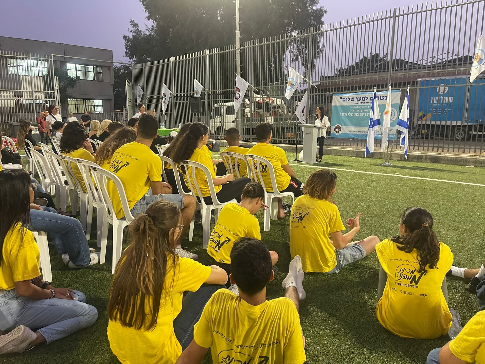 אבל זה לא הכול מכיוון שממש לא רחוק משם התקיים כינוס נוסף שבשיאו 400 משפחות קיבלו סיוע לקראת החגים. גם כאן יש שותפים חשובים ומשמעותיים: מרכז החסד "אור בלב" של חב"ד אור יהודה, אגף שח"ק, המיזם לביטחון תזונתי, הקרן לידידות, עמותת "חג שמח" ומתנדבי גמ"ח "אור בלב" שפועלים יחד עם אגודת הסטודנטים של בר אילן ומגיעים עד לבתים של האזרחים הוותיקים ולאנשים עם מגבלה – הכול כדי שלכולם ללא יוצא מן הכלל תהיה התחלה של שנה טובה.