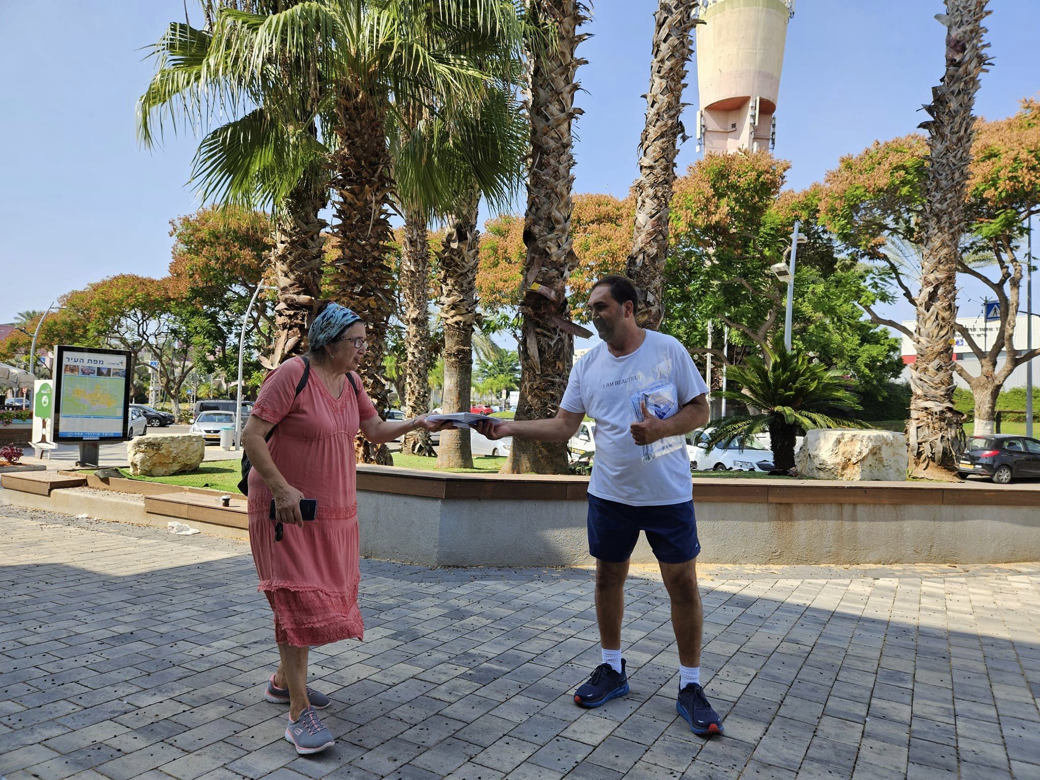 דברים אלו הובילו ליוזמה של העירייה לאפשר לתושבי העיר לתלות דגלים בביתם ובמהלך יום שני הוזמנו התושבים להגיע למוקדי החלוקה ולקבל דגל. 