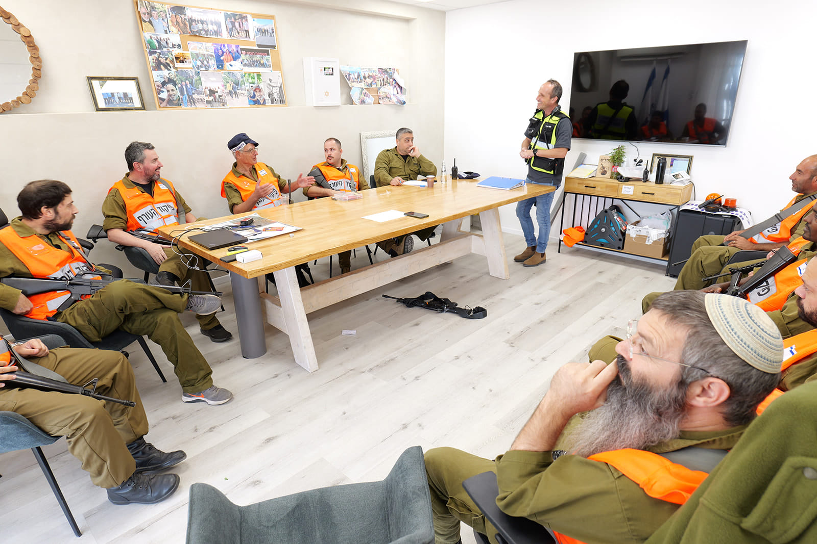 מלחמת חרבות ברזל העלתה לסדר היום הציבורי את חשיבותן ונחיצותן של כיתות הכוננות ברשויות המקומיות וביישובים. גם באור יהודה עלה הצורך להגברת מערך האבטחה עירוני לנוכח ריבוי משימות השיטור והאבטחה הנדרשים בעקבות המצב הביטחוני המורכב. כתוצאה מכך קידמה ראש העיר, ליאת שוחט, את הקמתה של כיתת הכוננות בעיר המורכבת מתושבים בעלי רישיון לנשק אשר מגויסים לעניין כאנשי מילואים ועוסקים בפעולות אבטחה בעיר.