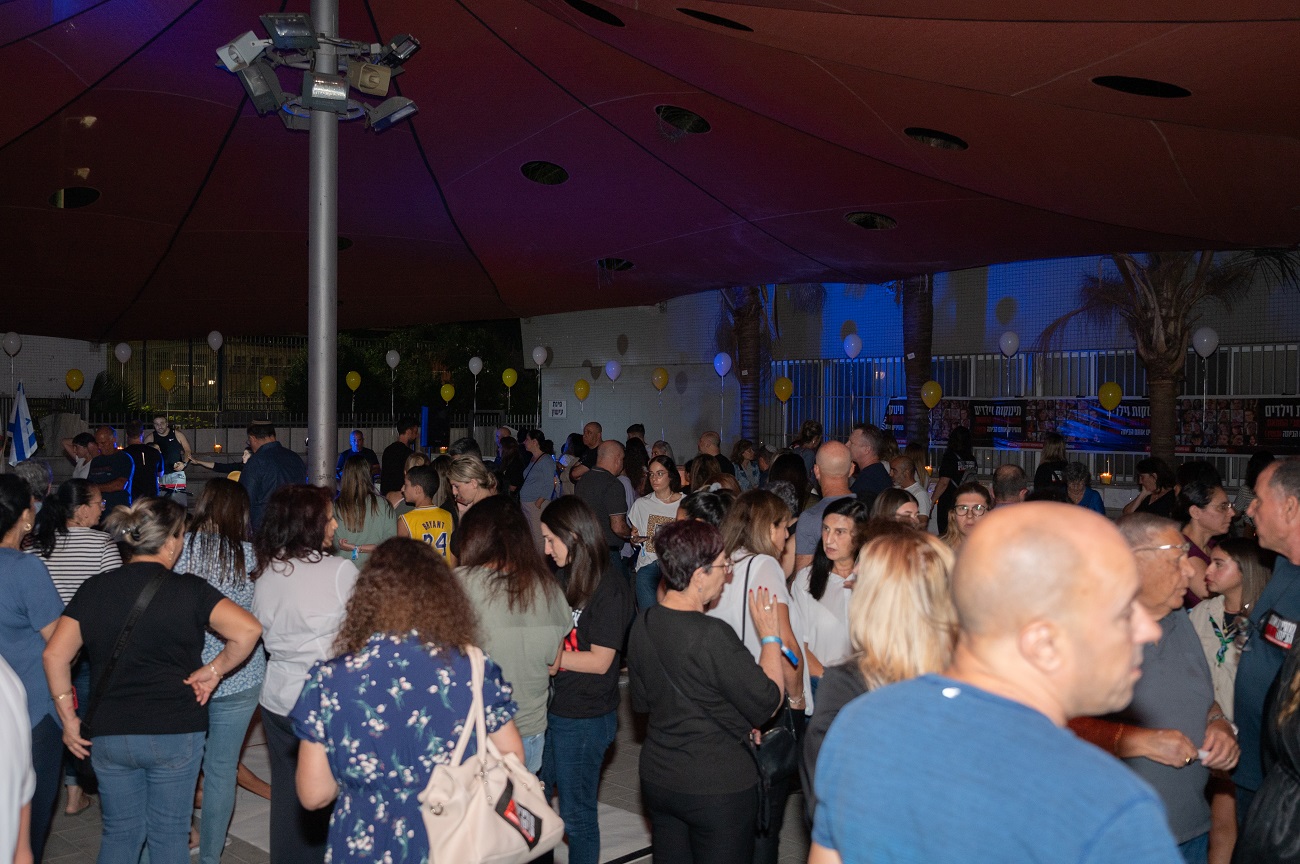 בני משפחתו של אלמוג ג'אן מאיר ובראשם אמו אורית נשאו דברים והביעו את הדאגה והגעגועים העזים אליו. אורית סיפרה בדמעות את פרטי המקרה אודות חטיפתו וקראה בקול נשבר לעשות הכול כדי להחזיר אותו חזרה הביתה בריא ושלם יחד עם כל החטופים. בדבריה הודתה לראש העיר, ליאת שוחט על התמיכה במשפחה, לאלירן אליה סגנה, לעובדי נפגשים ולמתנדבים הרבים שעושים המון למענם בכדי לתת להם כוחות.