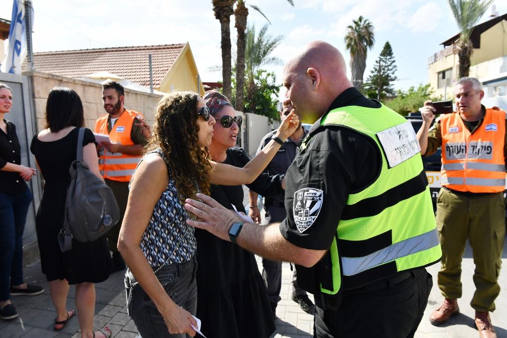  זו הזדמנות להודות לכל מערכי החירום של העירייה שמתפקדים בצורה טובה מאוד בתקופה הזו ומיישמים את כל ההכנות שעליהן עבדנו במלוא המרץ בשנים האחרונות".