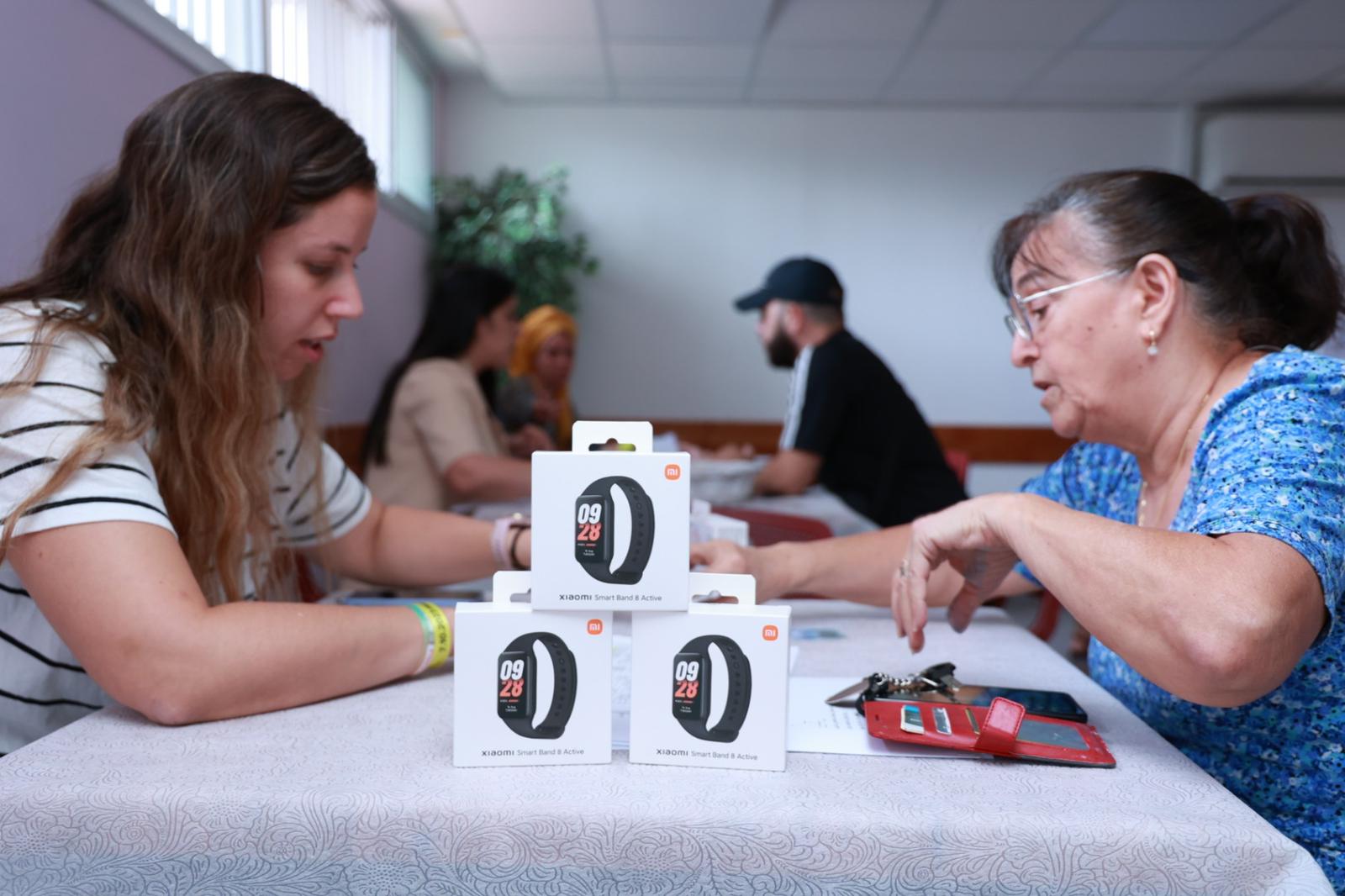 כ-100 שעונים חכמים של חברת שיומי חולקו היום (ראשון) לחירשים ולכבדי שמיעה, תושבי אור יהודה, כדי לקבל התרעה מדויקת מטעם פיקוד העורף לאזעקות. 