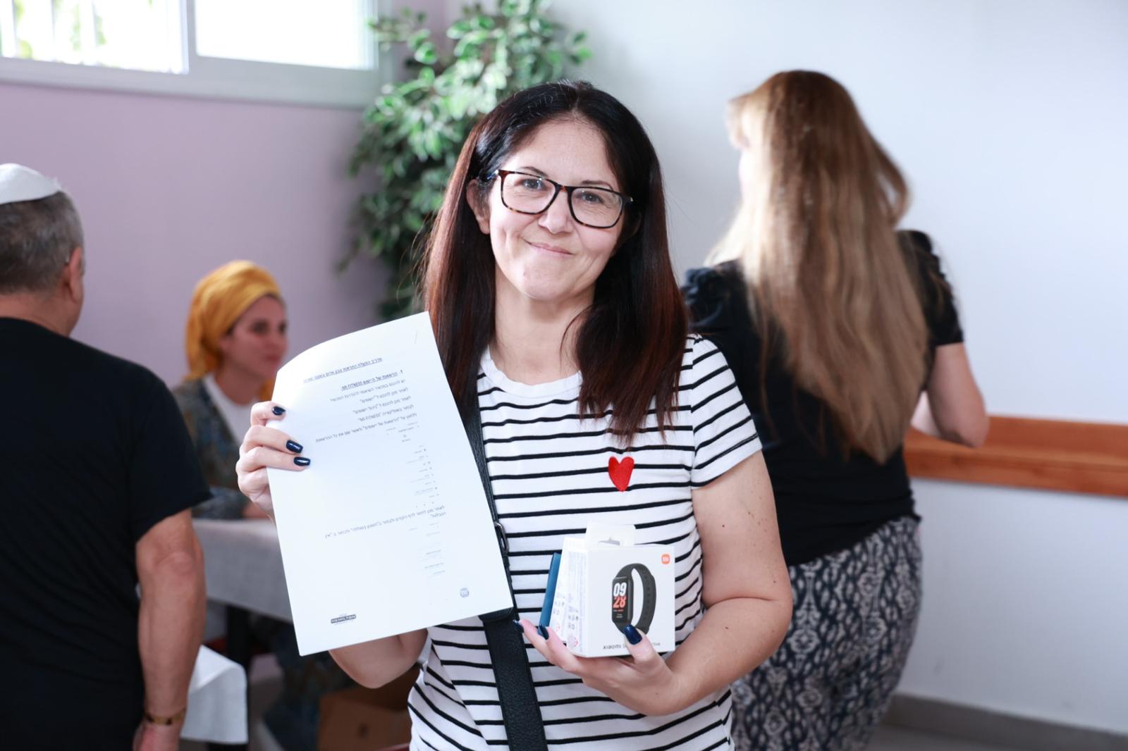 לפרויקט שותפה גם רכזת נגישות עירונית, נורית שולמן. בעת הישמע אזעקה, הצמיד רוטט למשך 10 שניות ומספק לתושב התרעה שעליו להגיע באופן מיידי למרחב המוגן.