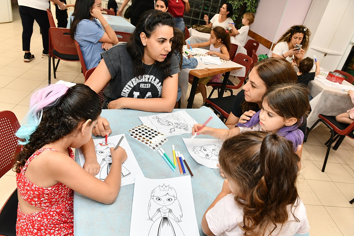 במסגרת האירוע, נהנו הילדים מדוכני יצירה בליווי והנחייה של בנות השירות הלאומי, חברות הגרעין התורני בעיר, פיצות וממופע של אהרון הקוסם ואמן חושים. בזמן המופע, הנשים ישבו יחד עם כיבוד מפנק, שוחחו והתחברו זו לזו. 