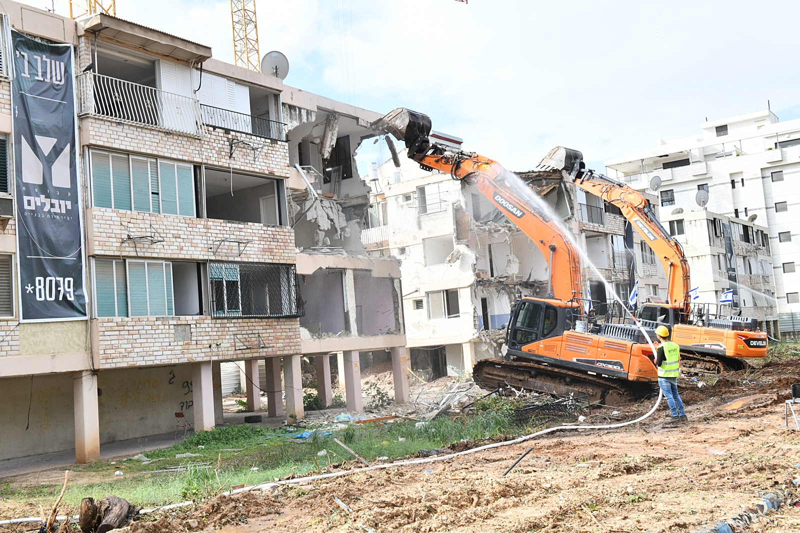 כידוע, את פרויקט הפינוי הבינוי הראשון וההיסטורי בעיר הובילה חברת יובלים כאשר לפני כשנתיים נהרסו חמשת הבניינים הראשונים. בסך הכול הפרויקט יכלול 8 מגדלים חדשים בני 17 קומות עם 656 דירות חדשות, כל זאת במקומן של 114 דירות ישנות. הפרויקט מתפרס על שטח של כ-16.9 דונם וכל מגדל יכלול חניות תת קרקעיות ומחסנים. במפלס הרחוב תוקם קומת מסחר בהיקף של 300 מ"ר.