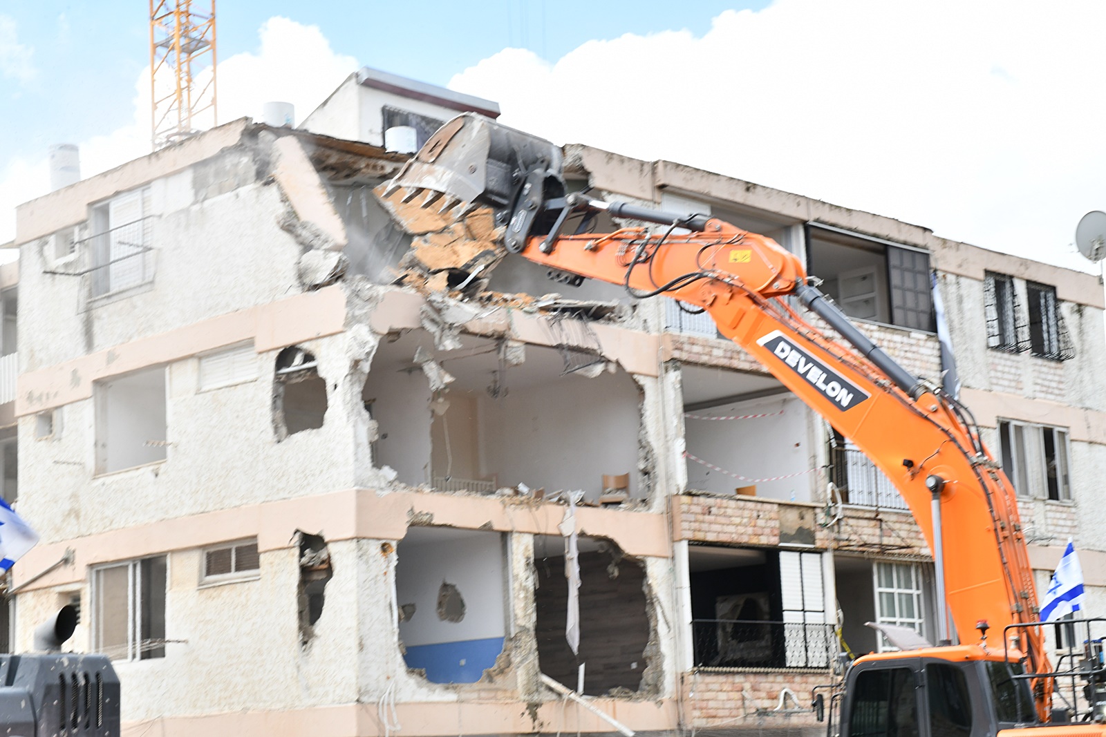 עופר בוזי, סגן ראש העיר המשמש כיו"ר ועדת המשנה לתכנון ובנייה, מוסיף: "ההריסה היא צעד מרגש מאוד. פרויקט של תכנון ובנייה נוגע בסוף באנשים, וכשהוא מגיע מאהבה ומהלב, יש לו משמעות חברתית, קהילתית ואפילו חינוכית אדירה. נמשיך לקדם פרויקטים כאלה במקומות נוספים בעיר".