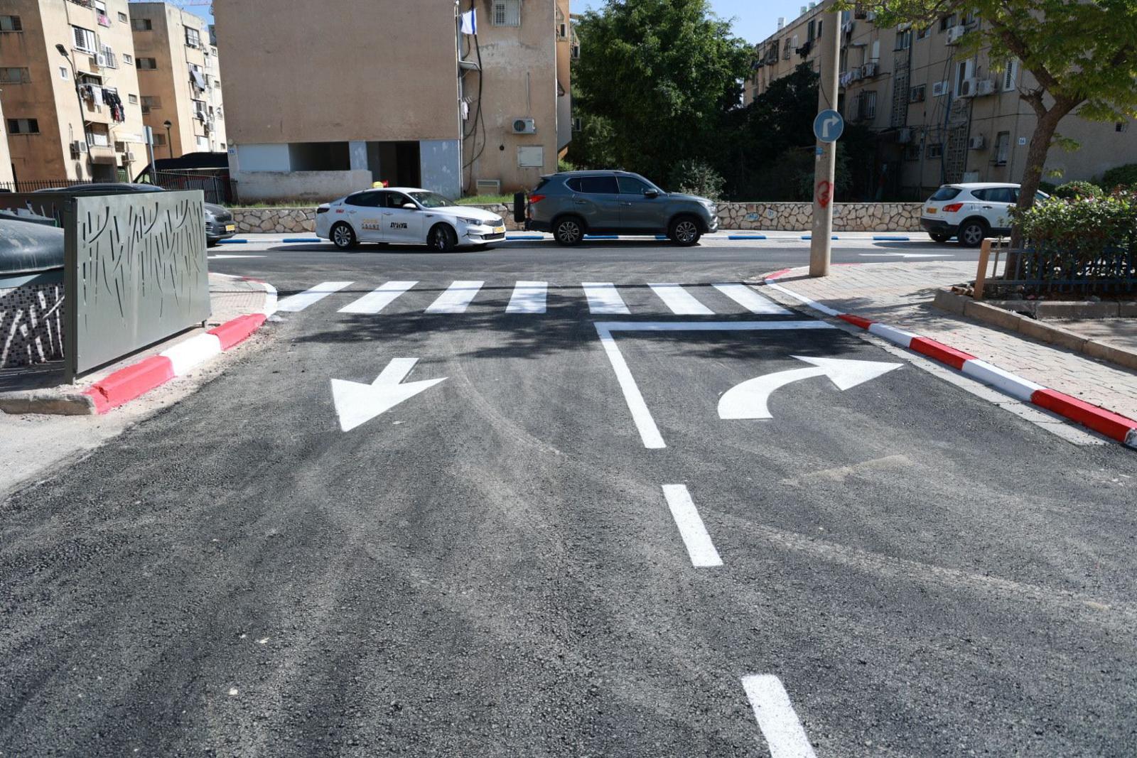 במסגרת העבודות, שהחלו עוד לפני המלחמה והסתיימו כעת, בוצע שדרוג של המדרכות, הוסדרו מפרצי חנייה נוספים לאורך הרחוב כאשר נוספו עוד עשרות תאי חנייה חדשים, הוקמו מפרצי חנייה של "נשק וסע" לטובת בתי הספר אלונים וסביונים, שודרגה תאורת הרחוב, ולא פחות חשוב מכך - טופל נושא הניקוז ברחוב לאור העובדה שבמשך שנים התקיימו הצפות בימי החורף. 