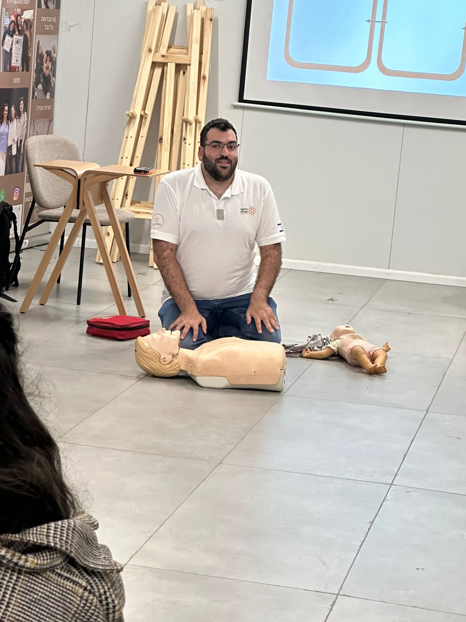 ההדרכה הכללית התקיימה באמצעות מגן דוד אדום והועברה על ידי החובש והמדריך אלרואי יהודה. בין השאר ניתנה הדרכה בנושאי בטיחות, הובאו העקרונות העיקריים סביב החייאה ועצירת שטפי דם וכמובן שהתקיים סשן ארוך של שאלות ותשובות עם מענה פרטני לכל נושא ונושא.