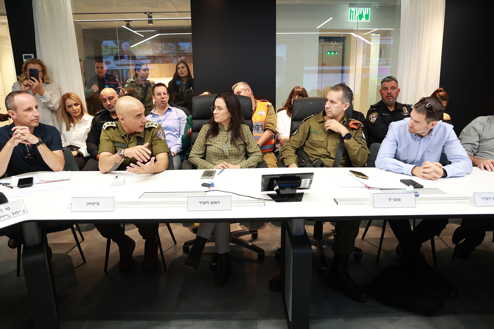 באירוע חנוכת המרכז החדש השתתפו ראש העיר, ליאת שוחט, סגניה, חברי מועצת העיר, מפקד מחוז דן בפיקוד העורף, אל"מ חי רקח, מפקד נפת גנים אל"מ יהונתן (ג'ון) רז, מפקד תחנת מסובים, סנ"צ נסים אוחיון ובכירים נוספים. על הפרויקט היו אמונים טוני אדיב, מנהלת מחלקת תחזוקת מוסדות חינוך וחירום, ויואל לוי, אחראי על תחום הטכנולוגיה ברשות.