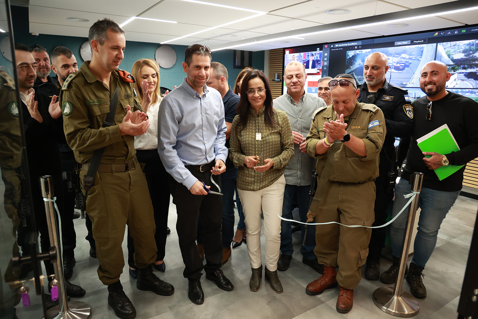 במסגרת מרכז השליטה החדש מוצגים על שני קירי ענק מסכים שבהם נעשה שימוש בכלל המערכות הטכנולוגיות המסייעות לשלוט על האירועים בחירום, ובראשם 1,500 המצלמות הפרוסות במרחב הציבורי שכבר כיום מסייעות לפענח ולספק מענה ללא מעט אירועים המתקיימים באופן שוטף. גם משטרת ישראל מסתייעת במצלמות אלו שמביאות לפיענוח אירועים שנמצאים תחת אחריותה.