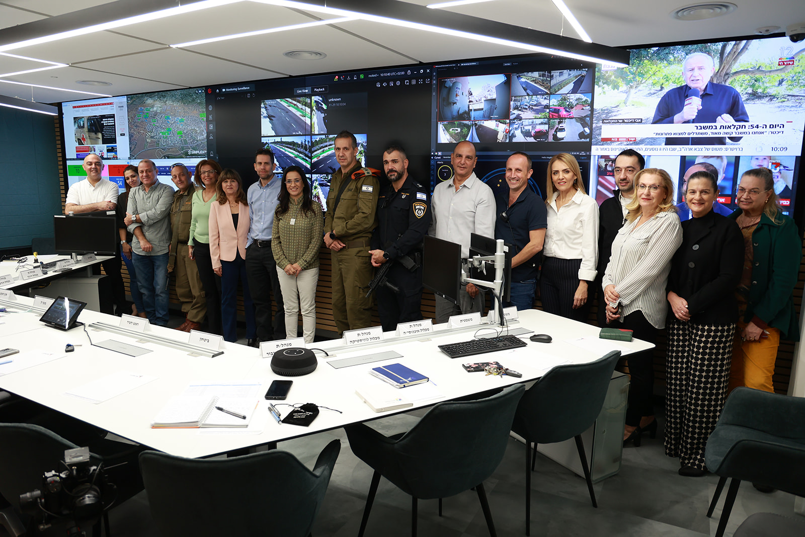 לצד מערך המצלמות, מסתייעת העירייה בשלל מערכות טכנולוגיות שאת כולן ניתן להציג ולהשתמש בצורה נוחה בפני הנוכחים בשני חדרי השליטה. ראש העיר, ליאת שוחט, שהנחתה את גורמי העירייה לקדם את הקמתו של מרכז השליטה, מציינת: "זהו ללא ספק אחד המרכזים המתקדמים ביותר בישראל. המרכז החדש מאפשר לנו בראש ובראשונה לספק מענים לאירועים המתקיימים בחירום ולהתנהל ברציפות תיפקודית כפי שאנו נדרשים בעירייה. מעבר לכך, יתבצע שדרוג משמעותי מבחינת יכולות המוקד העירוני לספק מענה לתושבי העיר".