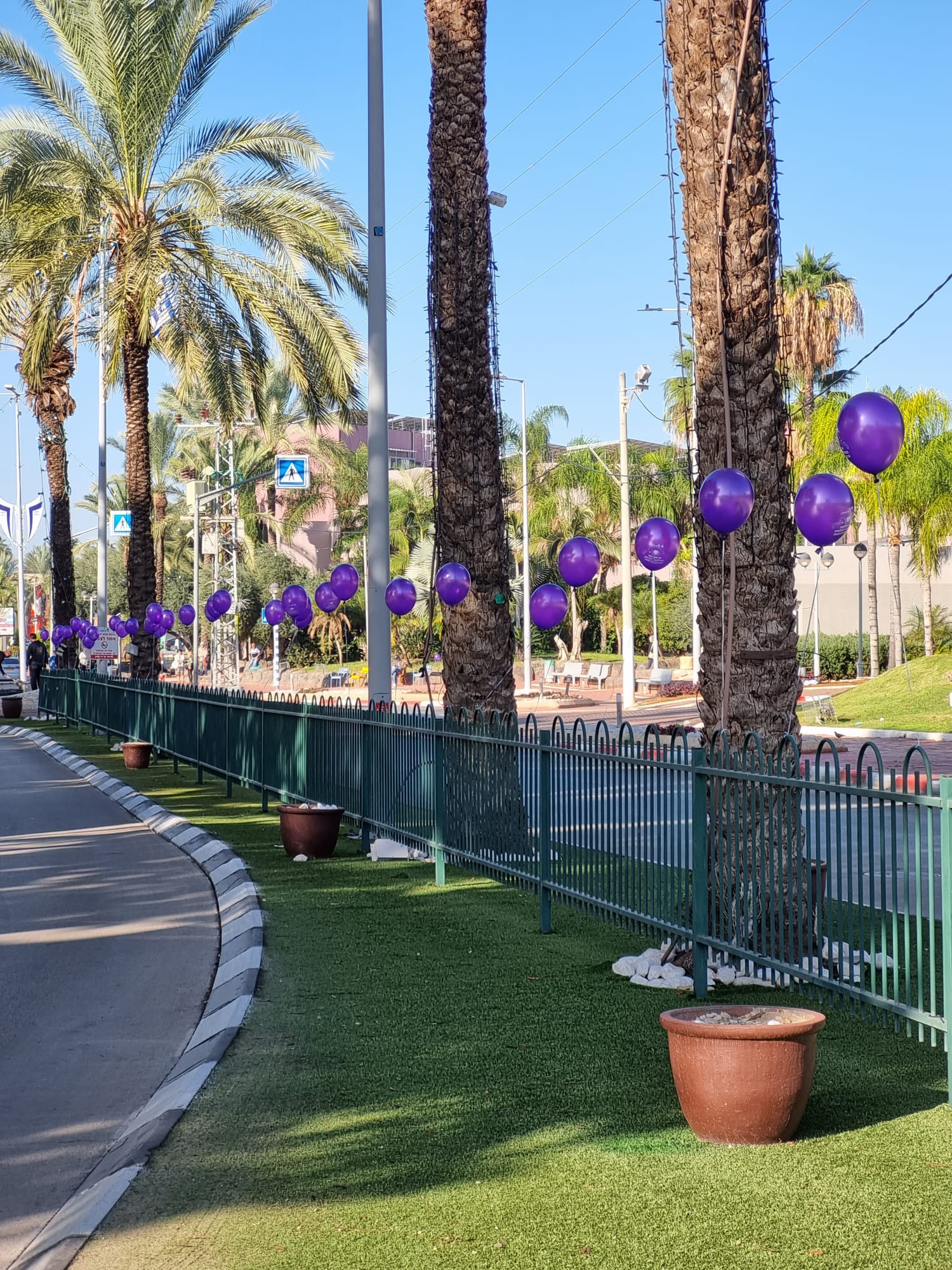 ראש העיר, ליאת שוחט, ביקרה בהפנינג וציינה: "למרות שאנחנו במלחמה, חשוב בתקופה הזו לחזק את האוכלוסיות עם הצרכים המיוחדים ולהזכיר לכולם שכולם כולל כולם שווים וכולם חלק מהקהילה המדהימה שלנו. אנו נמשיך לעשות הכול כדי לקדם מענים לאוכלוסיות הכל כך חשובות האלה ובעיקר להעלות את המודעות בנושא".