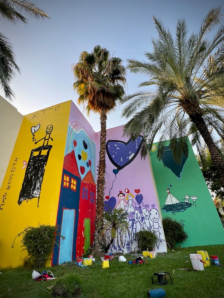 איך חווים הילדים את התקופה המאתגרת הזו של מלחמת "חרבות ברזל"? החל מהשבוע האחרון קירות מוזיאון מרכז מורשת יהדות בבל משקפים את התחושות של הילדים בתקופה הזו. במהלך הימים האחרונים נצבעו קירות המוזיאון בהתאם לציוריהם של ילדי צהרוני "נפגשים" מרכזים קהילתיים ששיקפו את התחושות שלהם על הנייר.