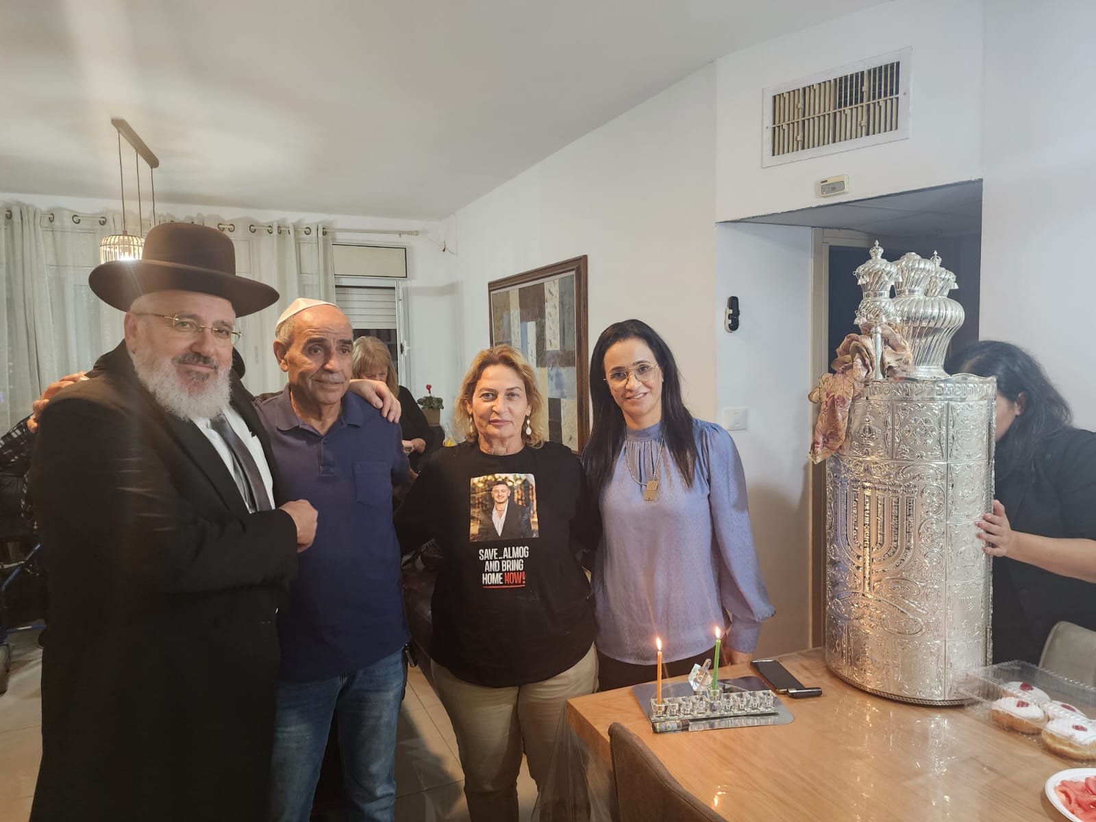 הדלקת נר ראשון חגיגית במיוחד התקיימה בביתו באור יהודה של אלמוג מאיר ג'אן, שנמצא כבר חודשיים בשבי ברצועת עזה. אמו אורית הזמינה את ראש העיר, ליאת שוחט, ורב העיר, הרב ציון כהן, להדלקת נר חגיגית בהשתתפות בני המשפחה, בה השתתפו גם רב חב"ד הרב מנחם פרידמן ויו"ר המועצה הדתית דני שמואל.