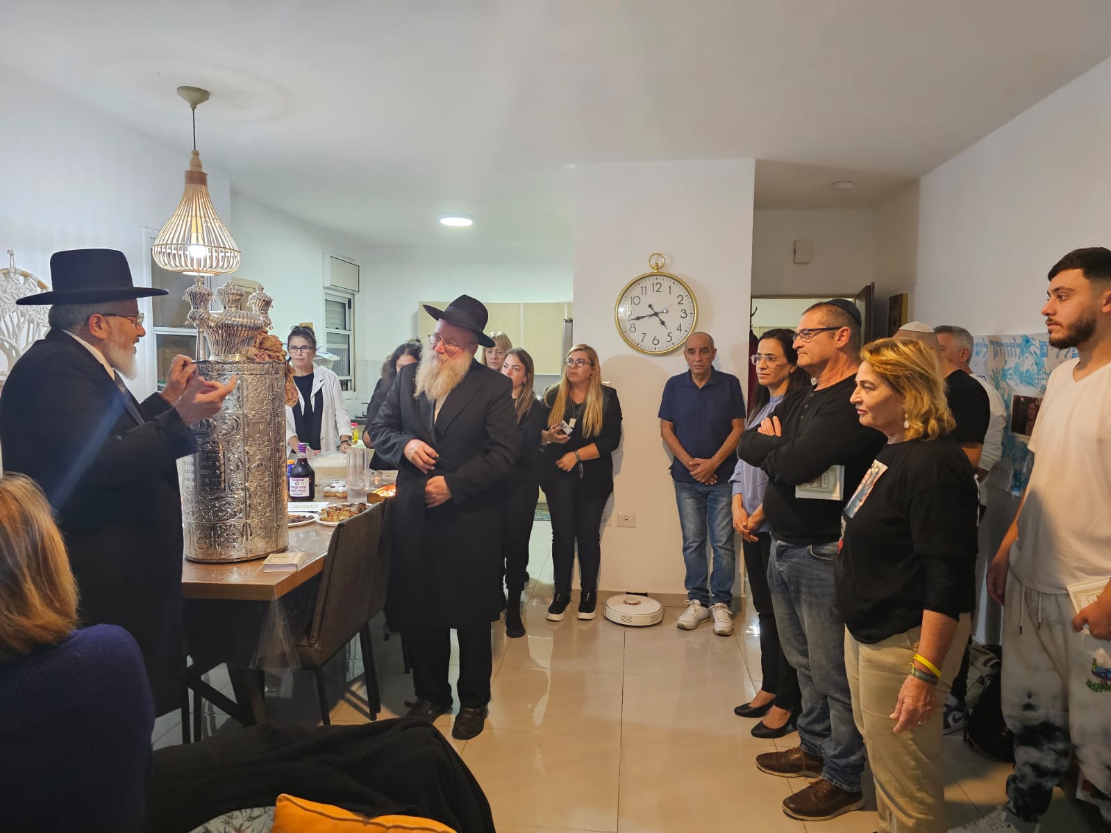 כידוע, משפחתו של אלמוג נאבקת במשך חודשיים יחד עם מטה משפחות השבויים להשבתם של כל החטופים, בהם הבן אלמוג. אורית מקיימת הרצאות וראיונות בתקשורת בתחינה להשבת בנה. גם העירייה מלווה מקרוב את משפחת מאיר ומסייעת בכל מה שנדרש במאבק החשוב להשבת הבן הביתה. "נפגשים" מרכזים קהילתיים מתייצבים מדי שבוע בביתם של סבו וסבתו של אלמוג ועושים הכול להרים את רוחם באמצעות שלל יוזמות קהילתיות שמערבות את תושבי העיר.