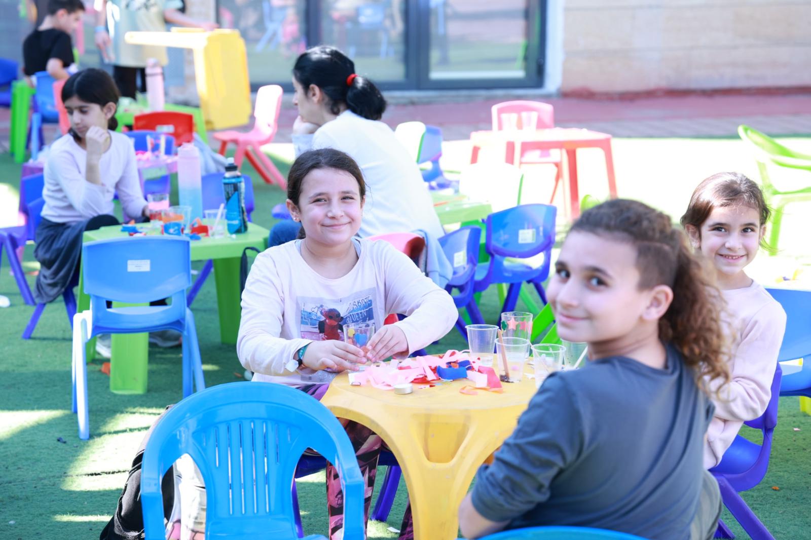בצל מלחמת "חרבות ברזל" שנמשכת ולמרות השגרה שחוזרת בהדרגה, באור יהודה חוגגים ברחבי העיר את חג החנוכה באירועים מצומצמים שמתקיימים לכל הגילים ולכל המגזרים. כל האירועים מתקיימים בסמיכות למרחבים מוגנים מתוך האחריות לפנות את החוגגים במצב שבו נשמעת אזעקה.