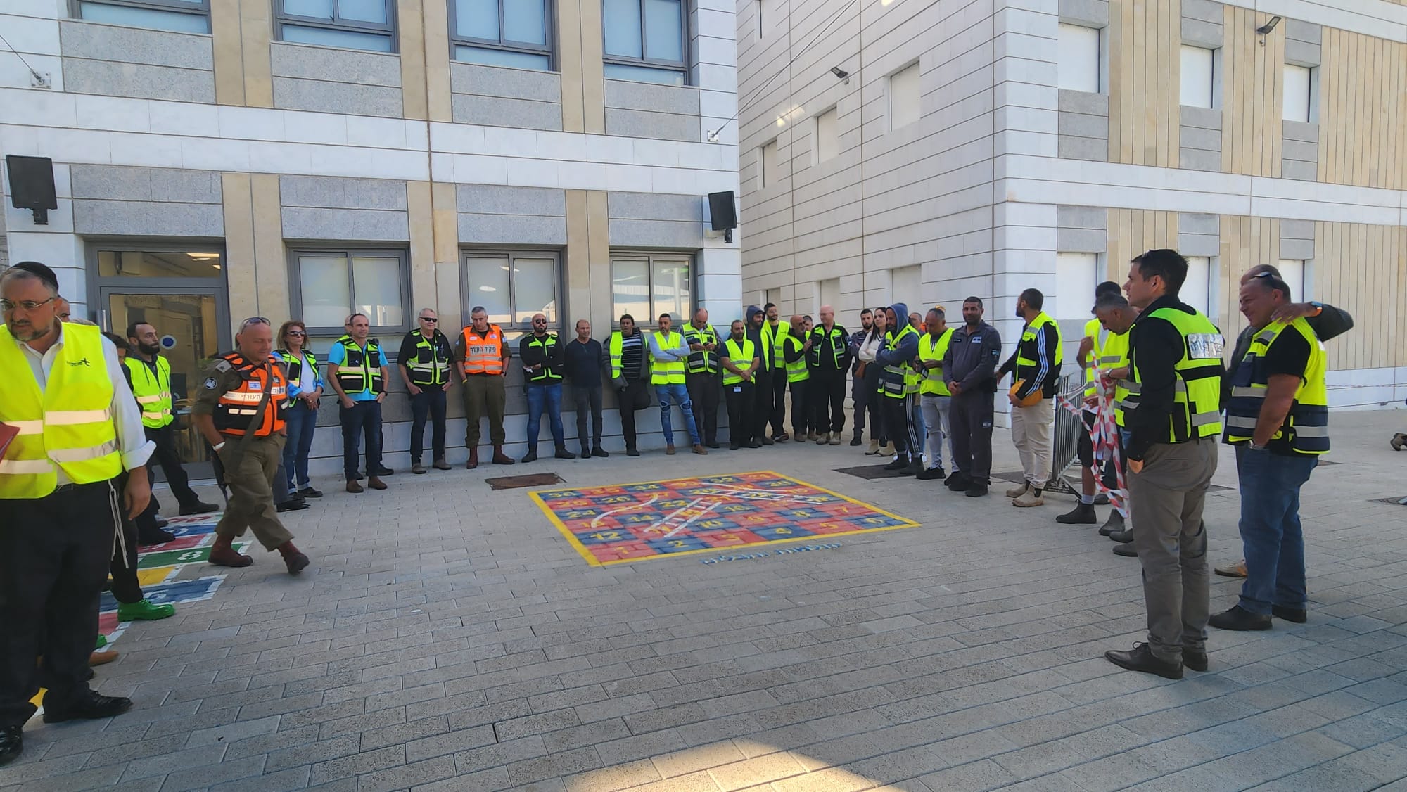 תרגיל המדמה הפסקת חשמל מתמשכת ומתקפת סייבר התקיים אף הוא, בו תרגלו הצוותים תרחיש של נפילת טיל עם פגיעה ישירה בבניין מגורים כאשר אין חשמל או אינטרנט בעיר. במצב זה אין גישה למערכות המידע העירוניות ולא ניתן להשתמש בטלפונים הקוויים והסלולריים. כלל צוותי הביטחון והחירום בעירייה תרגלו ניהול מצב חירום ללא טלפונים וללא אינטרנט על מנת להציל חיים ולתת מענה לתושבים. גם בתרחיש זה נדרשו הצוותים לדרכים יצירתיות ושיתוף פעולה יוצא דופן על מנת לתקשר עם כלל גורמי החירום בשטח, מתן סיוע לנפגעים ולתושבים, כל זאת תוך מציאת דרכים להעברת מסרים והודעות רציפות לתושבים.