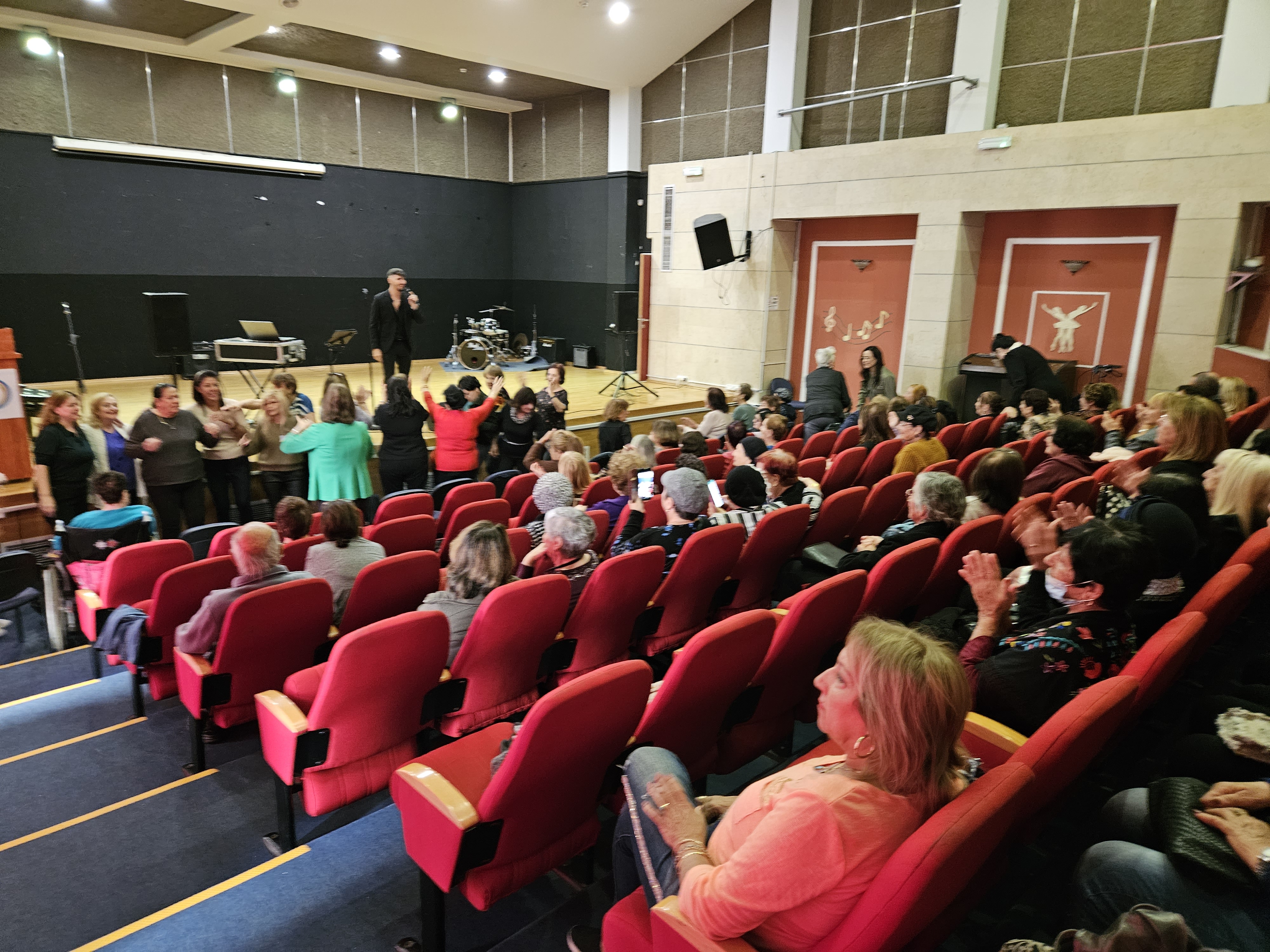 הקהילה הדתית-החרדית באור יהודה נהנתה משפע של אירועים. בין השאר באולם בית הספר אהוד מנור התקיימה פעילות לקהל הדתי-החרדי שכללה מופע של רונצ'ו הקוסם, אומן הקסמים והאשליות, כל זאת באמצעות מחלקת מורשת ישראל וחב"ד. כמו כן, באולם בית הכנסת עץ חיים בסקיא א' התקיימה פעילות לאברכים ולבחורי ישיבות באמצעות משחק קליקרים והרצאה של הרב ליאור גלזר.