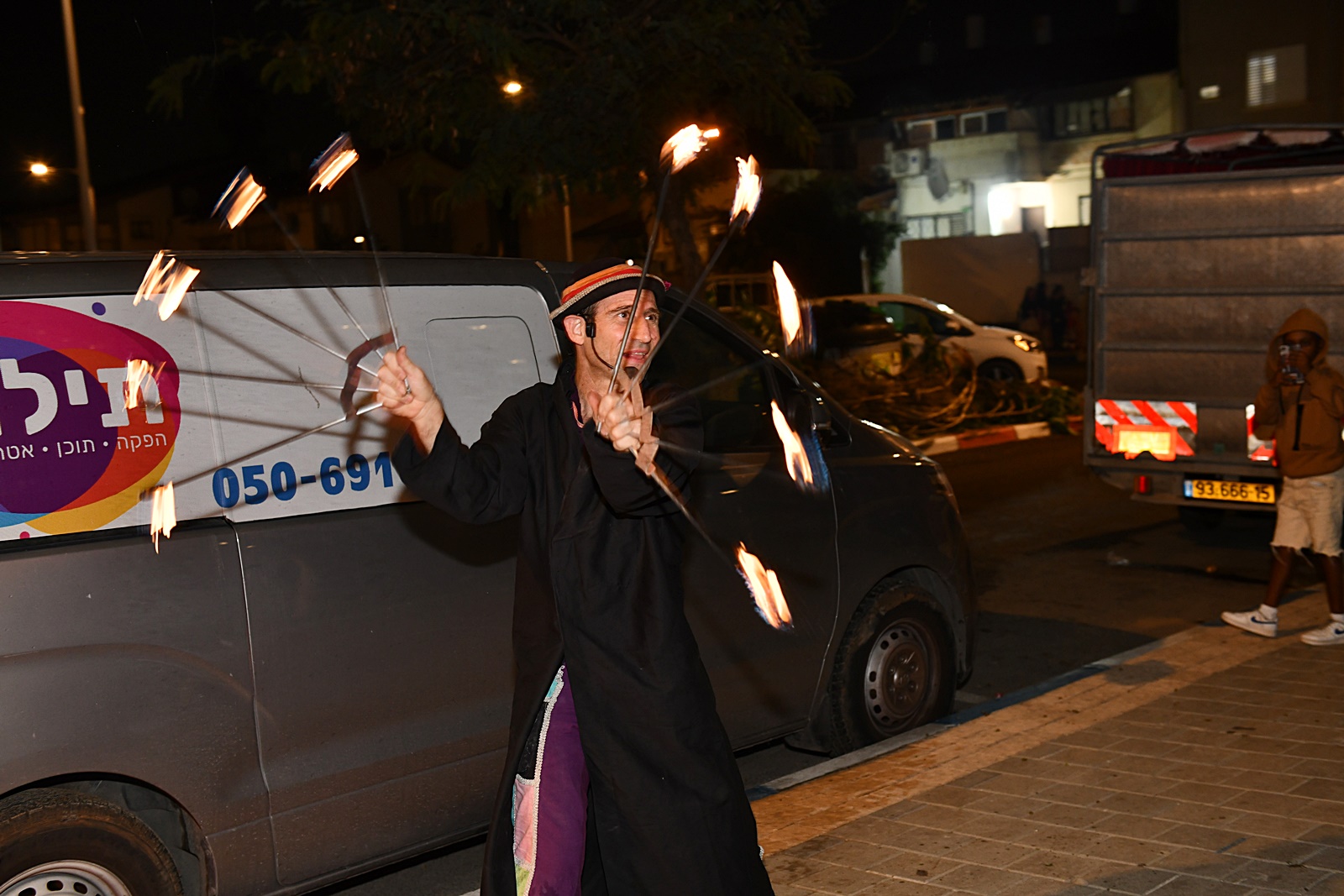 האזרחים הבוגרים השתתפו במסיבת חנוכה מיוחדת שהתקיימה במשכן למוסיקה ולמחול באמצעות מחלקת פנאי וקהילה ב"נפגשים": מופע של הזמר אבי אשור שהרקיד את האזרחים הבוגרים לצלילי שירים ישראלים אהובים.