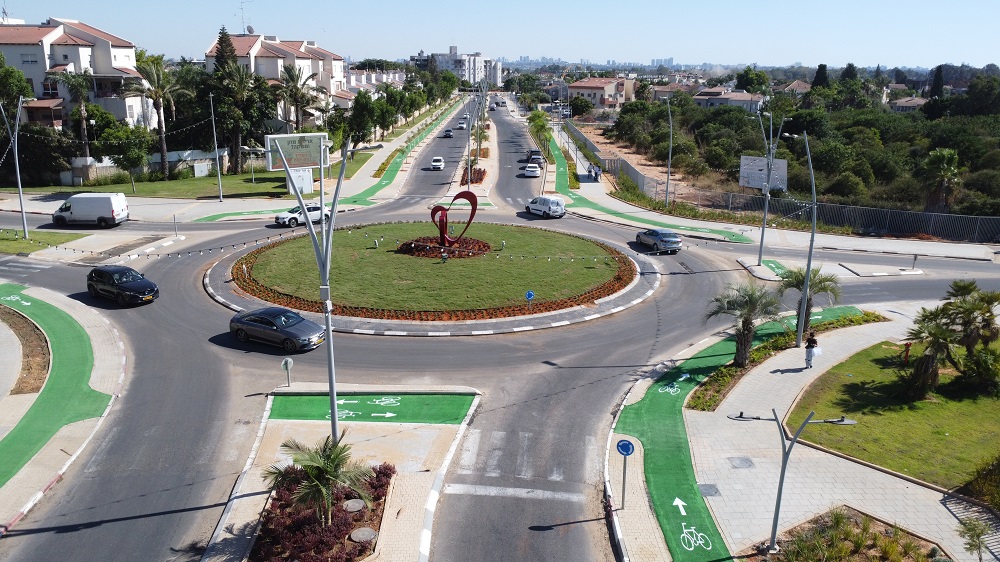 במסגרת תוכנית ההיערכות לשינוי אקלים שמוביל בימים אלה המשרד להגנת הסביבה, הצטרפה עיריית אור יהודה ל-39 רשויות בארץ שיקבלו ליווי של צוות מקצועי כדי לשפר את היערכותן למצבי חירום כתוצאה מאירועי אקלים קיצוניים, לחזק את החוסן הקהילתי, בדגש על אוכלוסיות פגיעות. במסגרת התוכנית, המשרד יעמיד צוות של יועצים מקצועיים אשר יסייעו לגורמים הרלוונטיים בעירייה לגבש תוכניות פעולה מקומיות להיערכות לשינוי האקלים, לבנות מנגנוני שיתוף פעולה ולמידה בתחום היערכות לשינוי האקלים בתוך הרשות, בין ארגונים, עסקים והציבור הרחב ובנוסף המשרד יסייע בהקמת מאגר תוכניות פעולה להיערכות לשינוי אקלים לשימוש כל הרשויות בארץ. הכנת התוכנית תארך כשנה, ובמהלכה תקבל העירייה ליווי של מרכז תכנון, שירכז את התכנון לאורך התהליך ויסייע בכתיבת והגשת תוכנית ההיערכות. בנוסף, התוכנית צפויה לסייע ליחידה הסביבתית בעירייה לזהות את הנושאים והנקודות שאותם היא צריכה לחזק ושבהם עליה לפעול. לצד זה, הכנת התוכנית תייצר היכרות של יחידות העירייה השונות עם מגמות שינוי האקלים, עם הטרמינולוגיה והפתרונות הקיימים בנושא ולחזק את המודעות ושיתופי הפעולה בסוגיה זו. השרה להגנת הסביבה, עידית סילמן: "לצד פעילות החירום שאנו מובילים, אנו נחושים להמשיך ולקדם ככל הניתן את פעילויות השגרה החשובות שאותן מקדם המשרד להגנת הסביבה גם במישור הגלובלי וגם בהיערכות של השלטון המקומי לשינוי האקלים. חיזוק החוסן האקלימי של הרשויות המקומיות יועיל להן במגוון רחב של אתגרים וקשיים ויסייע להן להתמודד טוב יותר עם מצבי חירום עתידיים, הנוסעים משינוי האקלים"             ראש העיר, ליאת שוחט, מציינת: "משבר האקלים נמצא כבר כאן ולכן לצד הפעולות המשמעותיות שעשינו ברשות ובראשן הקמת 3 מובלי ניקוז בהשקעה כספית גדולה שמטרתם להזרים מי נגר במטרה למנוע הצפות, אנו מגויסים להמשיך ולהעמיק את העבודה שלנו לחירום בפעולות נוספות יחד עם המשרד להגנת הסביבה". צילומים: דוברות עיריית אור יהודה