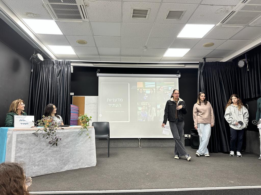  דלילה אשכנזי, את אשר למדו בשנת הלימודים הנוכחית ואת המוצר הטכנולוגי אותו פיתחו, שעון דיגיטלי המותאם אישית לשעות ולתאריכים החשובים למשתמשת אותו הן תכנתו ובנו בעצמן.