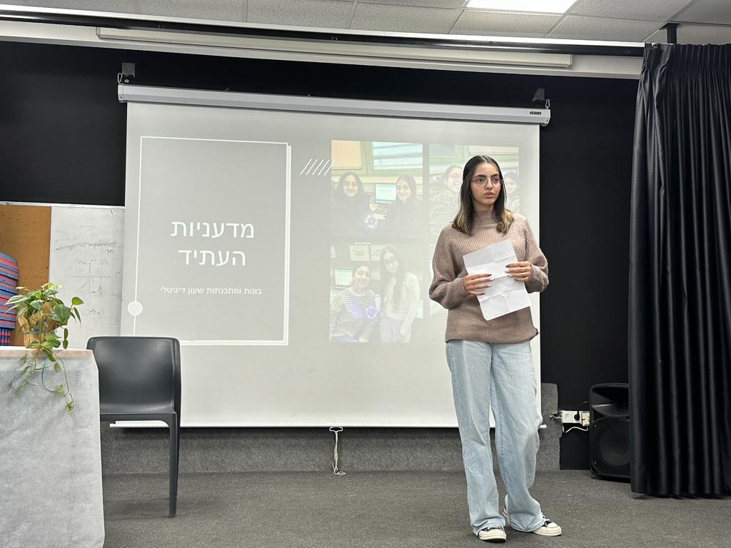 ראש העיר, ליאת שוחט, קיימה עם הבנות שיח אישי בנושא "כוחה של נחישות והתמדה כמפתח להצלחה" ושיתפה אותן במסעה המרתק כילידת אור יהודה, דרך היבחרותה לכיסא יו"ר מועצת התלמידים של אור יהודה ועד זכייתה בכיסא ראש העיר מזה 8 שנים. 