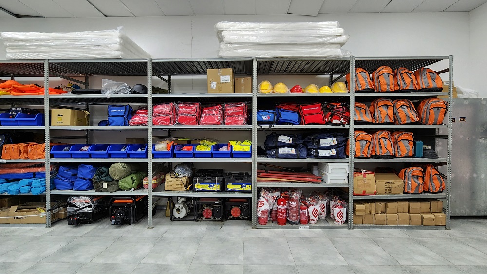 מחסן החירום העירוני עבר תהליך שדרוג משמעותי בימי השגרה שקדמו למלחמת חרבות ברזל וממשיך להתעצם ככל שהמלחמה נמשכת. לאורך כשנה וחצי נרכש ציוד מציל חיים וציוד היקפי שהוצבו על מדפים בסדר ובארגון מופתי תוך הקפדה על זמינות מיידית בעת הצורך.