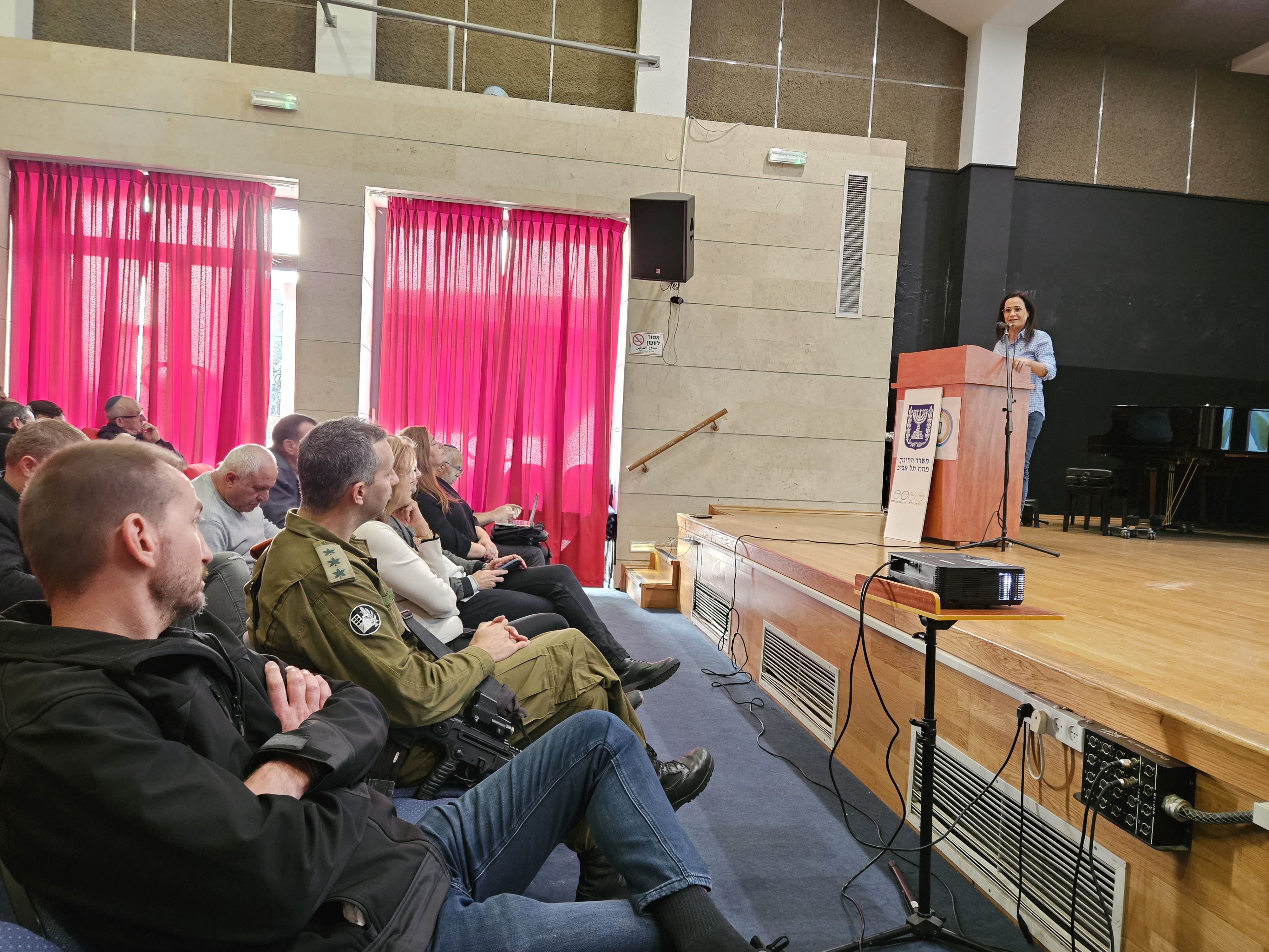 כ-100 קב"טים של מוסדות חינוך ורשויות מקומיות השתתפו בשבוע שעבר בכנס בראשות תחום ביטחון, חירום ובטיחות מחוז תל אביב משרד החינוך, המשולב עם פיקוד העורף ומשטרת ישראל, שהתקיים בשבוע שעבר במשכן למוזיקה ולמחול באור יהודה. את הכנס אירח אגף הביטחון בראשותו של כפיר אדרי יחד עם אביב גורי, אחראי מקלטים וחירום.