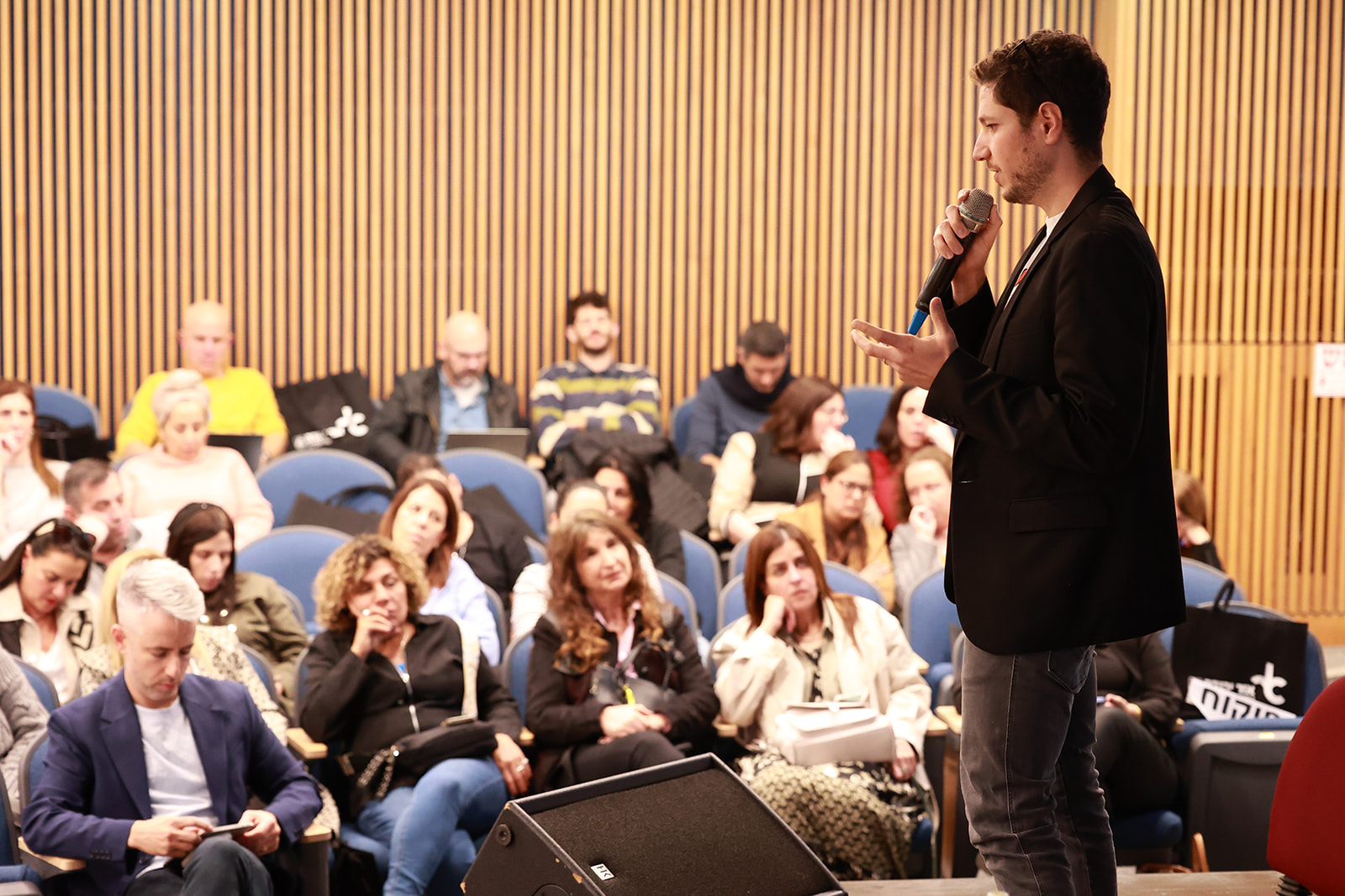 במהלך האירוע התקיימה הרצאתו של רועי ציקורל, יזם אימפקט שמתמחה בחינוך ובחיבור בין טכנולוגיה וחדשנות ללמידה בעולם של AI. עם סיום ההרצאה הושקה רשמית התכנית של שילוב ה-AI במערכת החינוך העירונית.