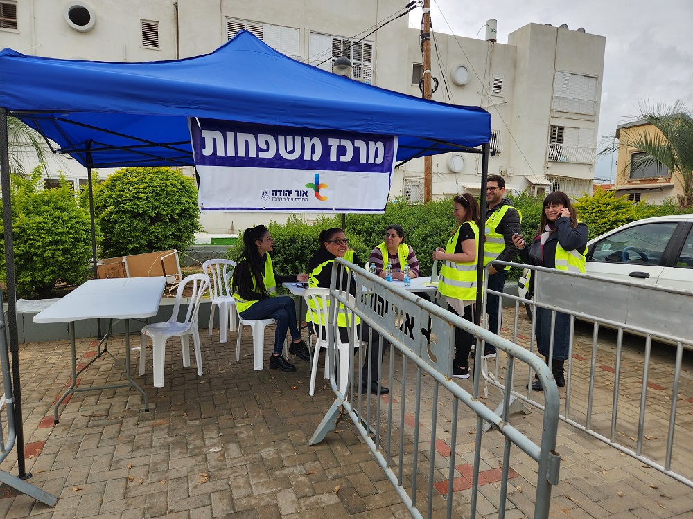 בתרגיל בוצעו חסימות כבישים המובילים לזירת האירוע וכן פינוי התקהלויות והפניית תושבים למקלט הציבורי הסמוך. במקום נפרסו 2 עמדות של "מרכז משפחות" עם עובדים סוציאליים במטרה לתשאל תושבים על השכנים הגרים בבניין הנפגע ובבניינים הסמוכים אליו, לאתר נעדרים ולתת מענה ראשוני לתושבים.