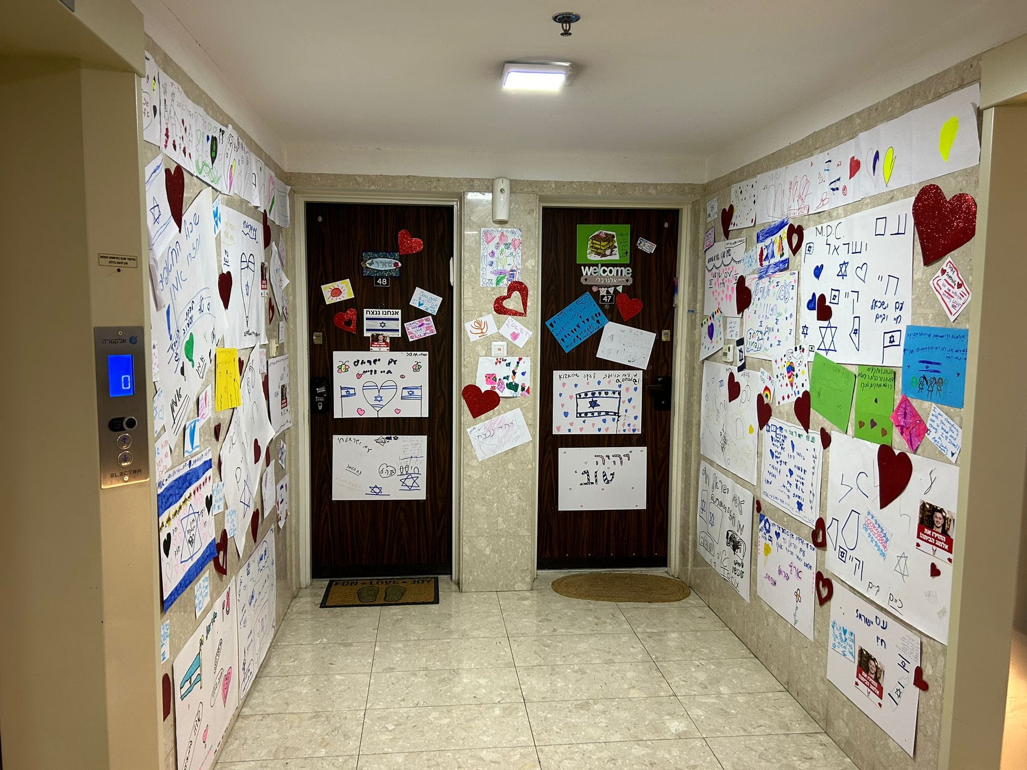 בעצרת בהשתתפות ראש העיר, ליאת שוחט, עובדי העירייה ותושבים ובנוכחות אורית, אימו של החטוף תושב העיר, אלמוג מאיר ג'אן, הוקראו שמותיהם של 136 הילדים, הנשים, הגברים והחיילים החטופים המוחזקים בשבי בעזה. אורית סיפרה בבכי מר את סיפור חטיפתו של אלמוג מהמסיבה ברעים וקראה בקול נשבר לממשלת ישראל לעשות הכול כדי להשיב את בנה ואת שאר החטופים הביתה עכשיו. 