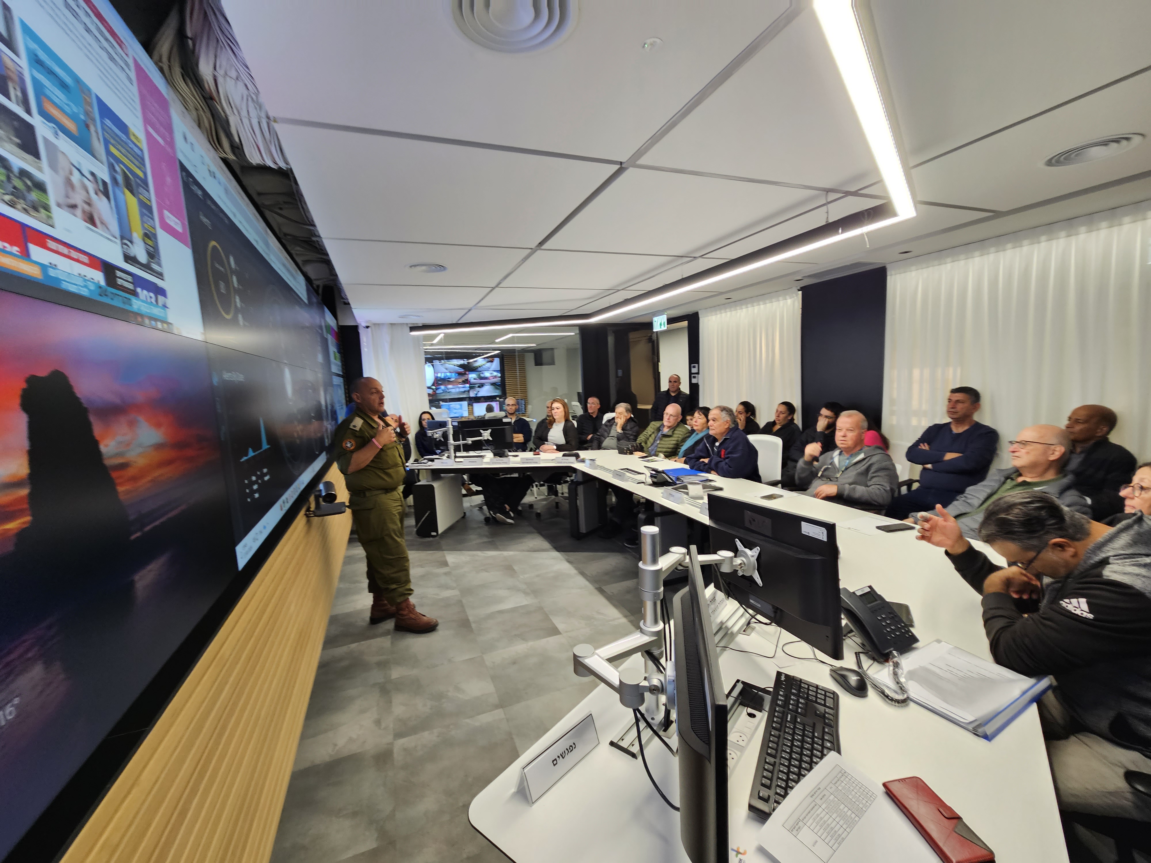 עיריית אור יהודה מאפשרת לתושבי העיר להכיר מקרוב את המוקד העירוני ומרכז ההפעלה החדשים המשמשים את הנהלת העירייה בעתות חירום ושגרה וחושפת בפניהם את האמצעים הטכנולוגים החדשניים שהוכנסו לשימוש וכבר נותנים מענה בשמירה על העיר ובהקניית ביטחון לתושבים.