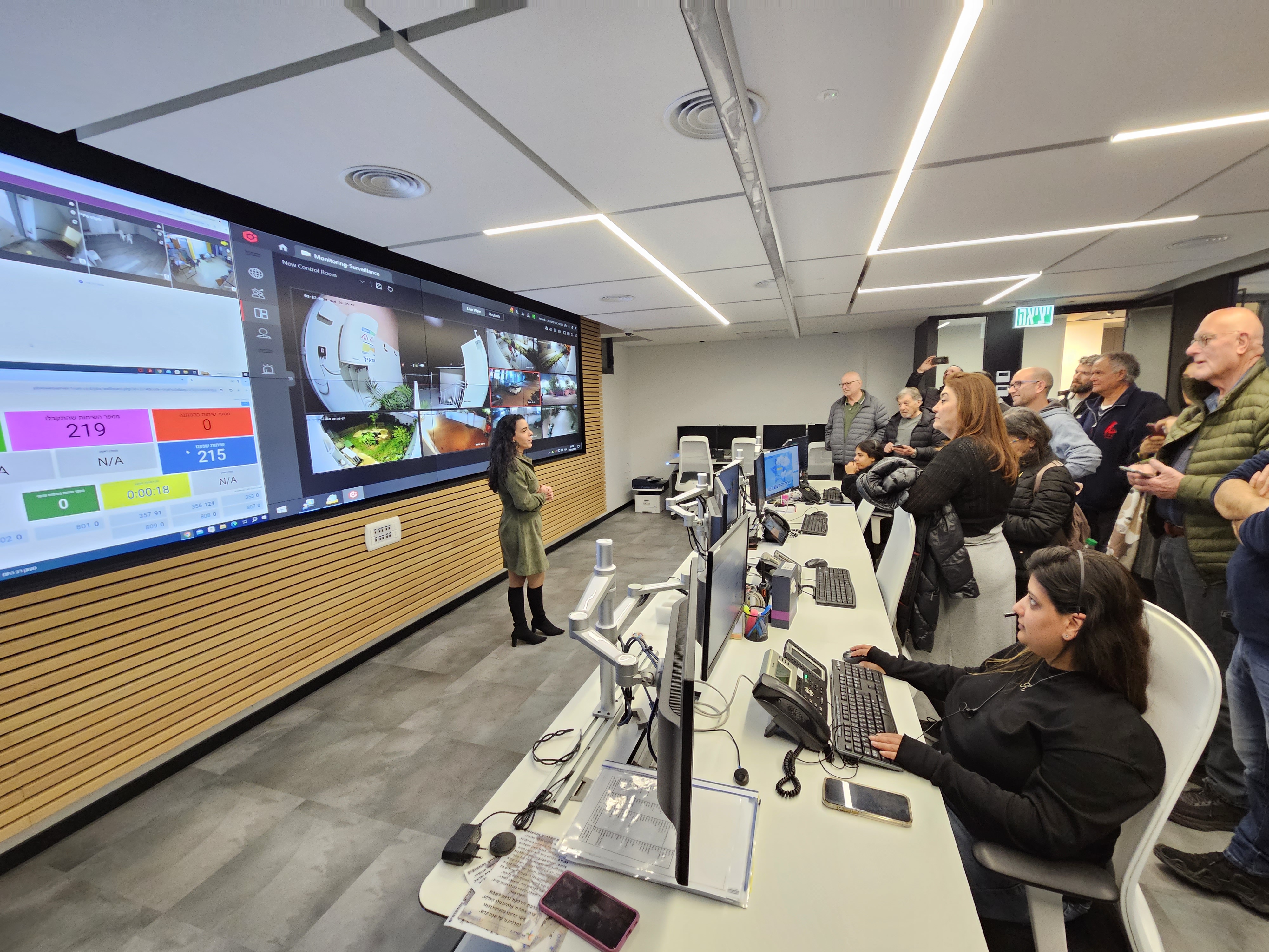 במסגרת הסיור, הוצג בפני התושבים מרכז ההפעלה הוותיק שעדיין משמש את מכלולי החרום השונים. לאחר מכן עברו משתתפי הסיור למוקד החדש הממוקם במבנה סמוך. בביקור הוצגה המערכת הטכנולוגית של המוקד ושל השולחן המרכזי. האורחים קיבלו הסבר על העקרונות והרעיון בעת תכנון והקמת המתחם.