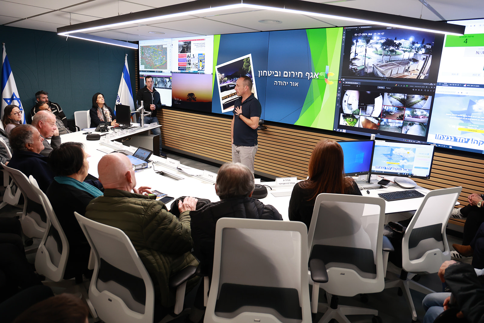 ראש העיר, ליאת שוחט, פתחה את הסיור בסקירה רחבה על עבודת העירייה, והציגה את מדיניות עבודת העירייה וההיערכות למצבי חירום. לאחר מכן הציג מנהל אגף הביטחון והחירום, כפיר אדרי, את תפקידי האגף ונתן סקירה על מערכי החירום בעיר, ההיערכות לשגרה ולחירום, ההצטיידות במחסן החירום העירוני, התרגולים התכופים המדמים תרחישים של נפילת טילים ופגיעה בתשתיות ופריסת כוחות השיטור בעיר לשמירה על הסדר הציבורי.