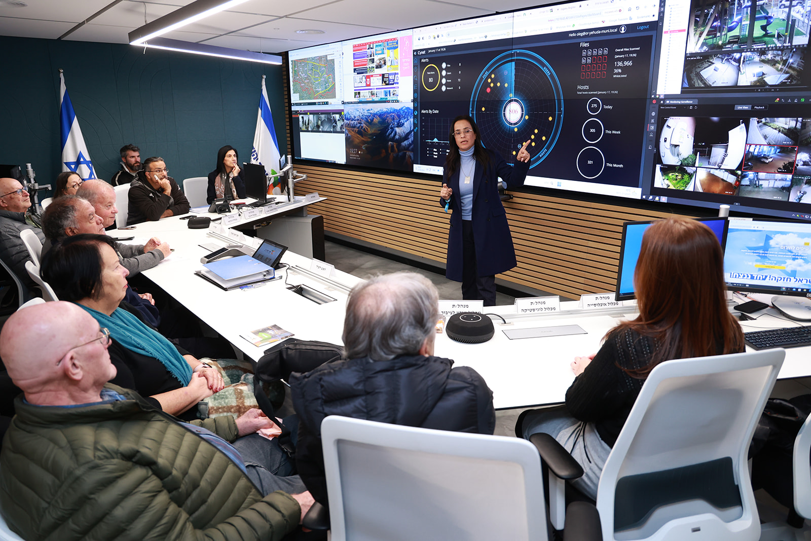 היקל"ר גיל טייכמן הציג את תמונת המצב מהזווית הביטחונית והשפעתה על אור יהודה ואת ההיערכות לתרחיש הצפוני. יואל לוי, ראש תחום טכנולוגיות וחדשנות, הציג את שלל המערכות שבאמצעותן העירייה עובדת ובראשן מערכת מצלמות האבטחה המתקדמת, מערכת אנליטיקה והתראה, מערכת ניהול אשפה עירונית, מערכת אוכלוסין ועוד.