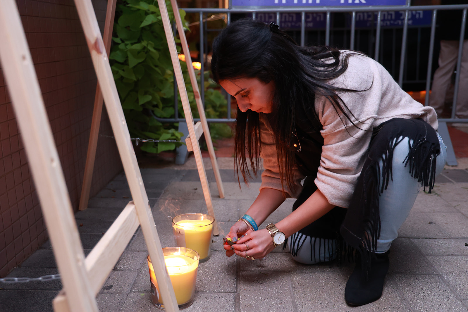 העצרת שתוכננה ע"י אימהות למען עומרי ליג'י ז"ל, בהובלתה של חגית נאווי עמבר ועובדי "נפגשים", נפתחה בשלל מיצגים מרגשים שכללו בין היתר את תמונותיהם של החטופים, דמויות של חטופים אזוקים שגילמו בני נוער, פרחים צהובים, כרזות, איורים, שולחן זיכרון, שלטים, נרות וקיר שחור עליו ניתן היה לכתוב ולשתף בתחושות. 