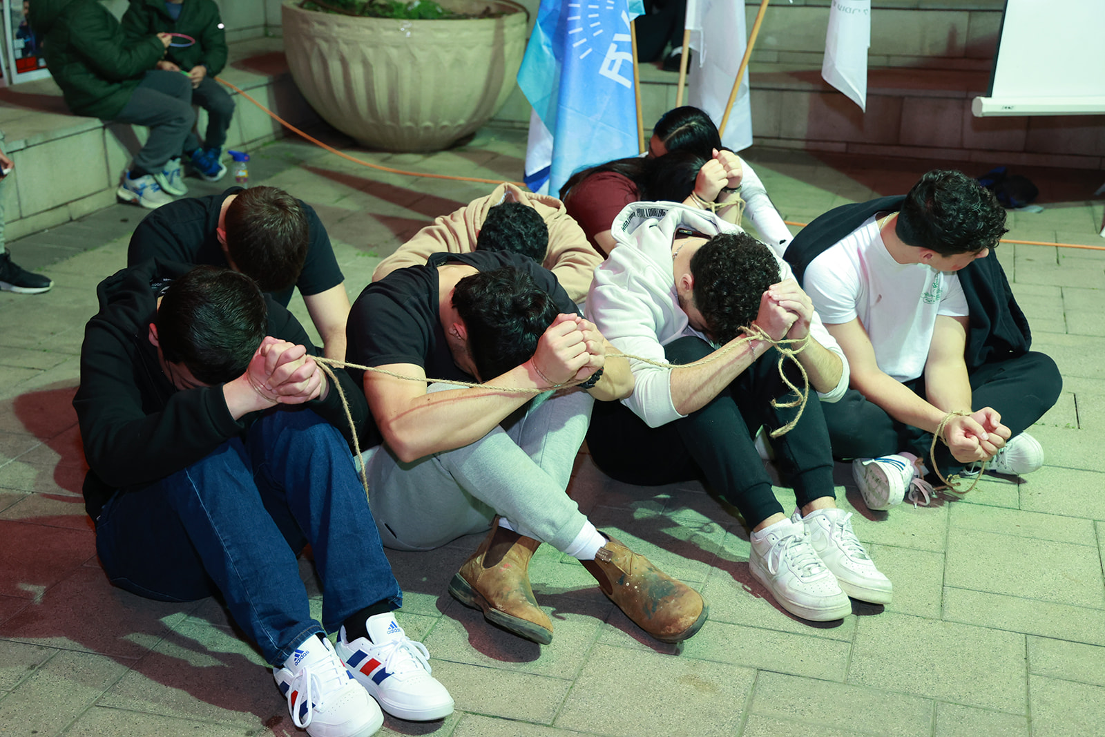 מאות תושבי אור יהודה קראו להשבתם של 136 החטופים בעצרת "100 ימים בגיהינום"