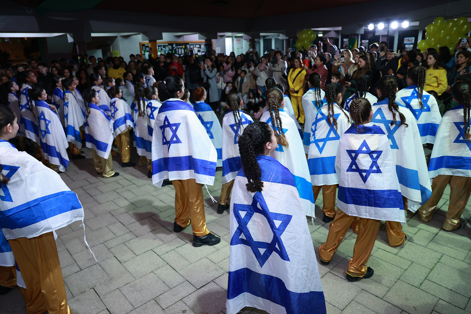 לשחרר את החטופים מיד.